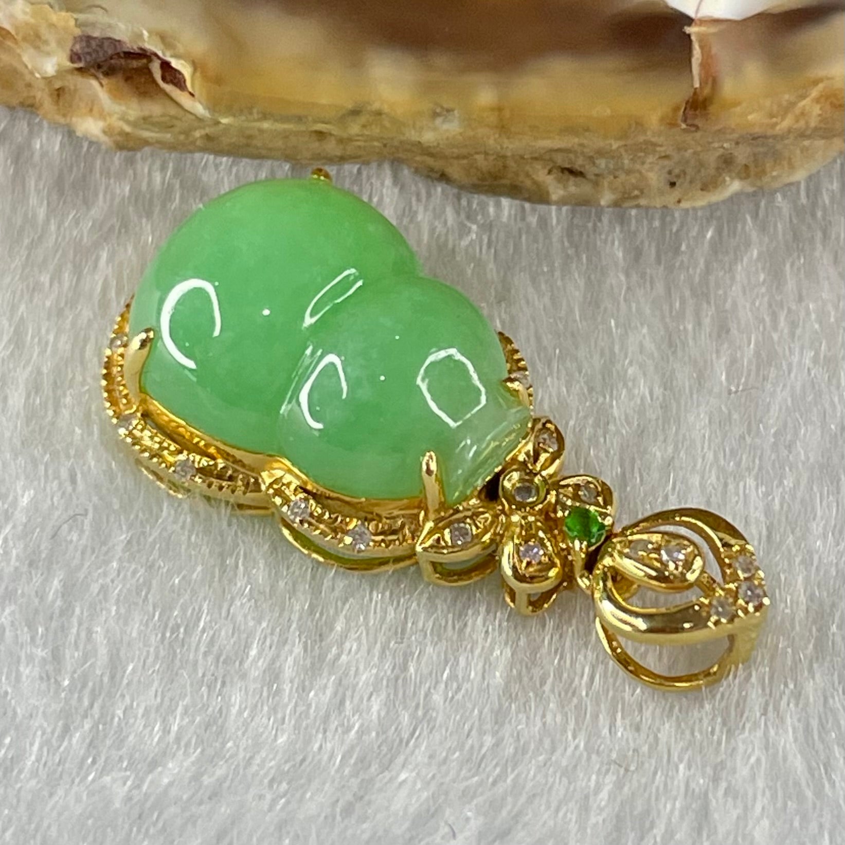 Type A Apple Green Jadeite Hulu and Diamonds 18K Yellow Gold Pendant 2.35g 13.2 by 9.5 by 4.5mm - Huangs Jadeite and Jewelry Pte Ltd