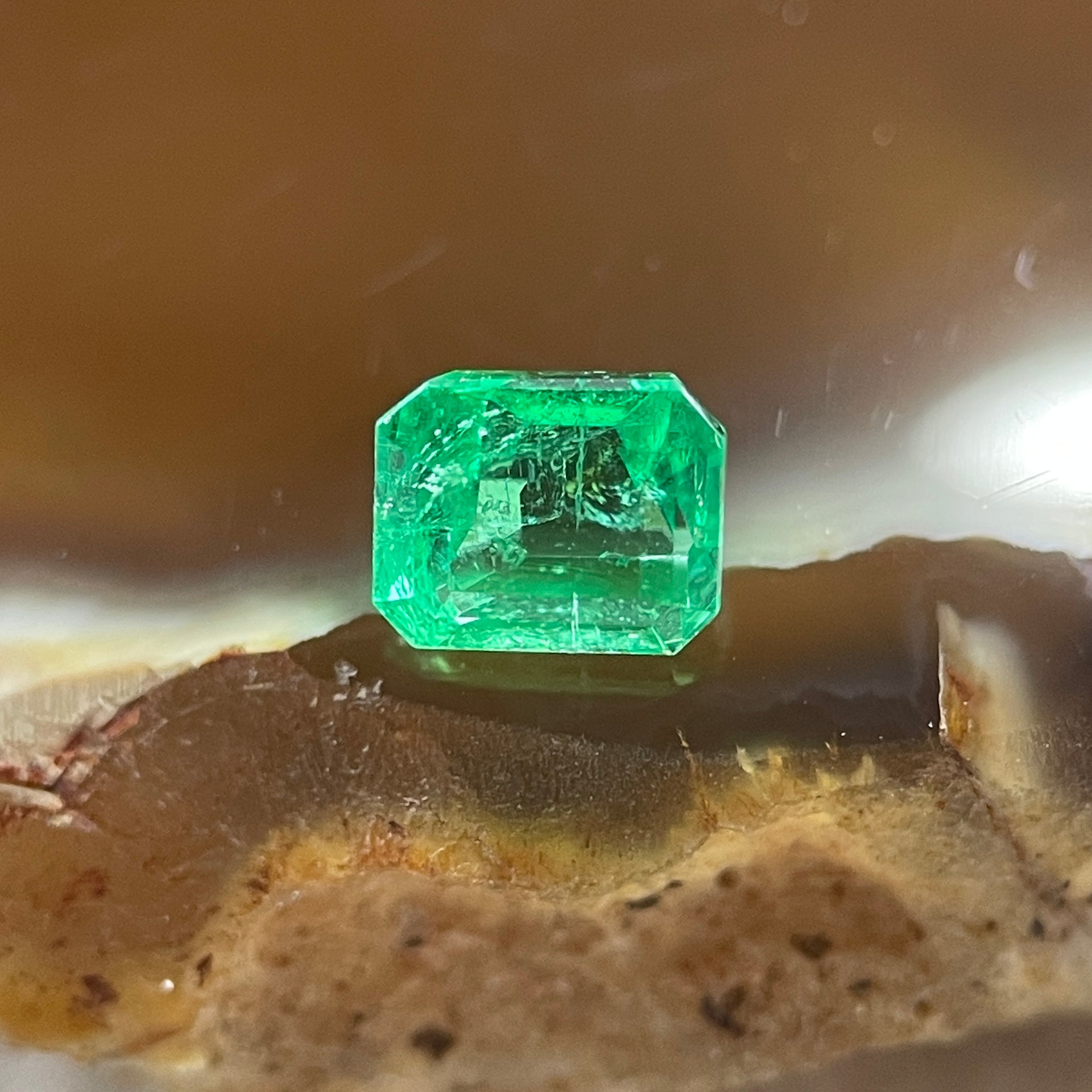 Natural Colombia Vivid Green Emerald (Beryl) Cut-Cornered Rectangular Step cut 0.43ct 4.6 by 3.8 by 3.2mm - Huangs Jadeite and Jewelry Pte Ltd