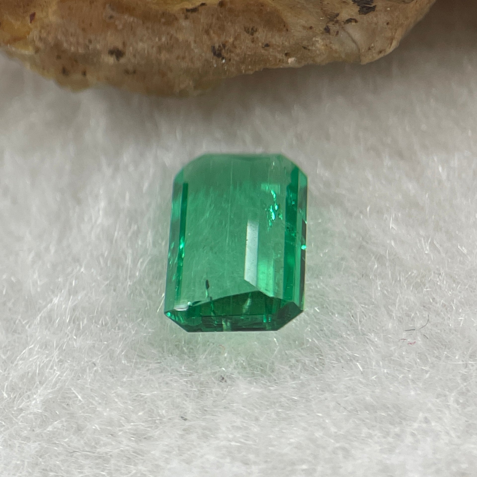 Natural Colombia Vivid Green Emerald (Beryl) Cut-Cornered Rectangular Step cut 0.93ct 8.4 by 5.5 by 2.3mm - Huangs Jadeite and Jewelry Pte Ltd