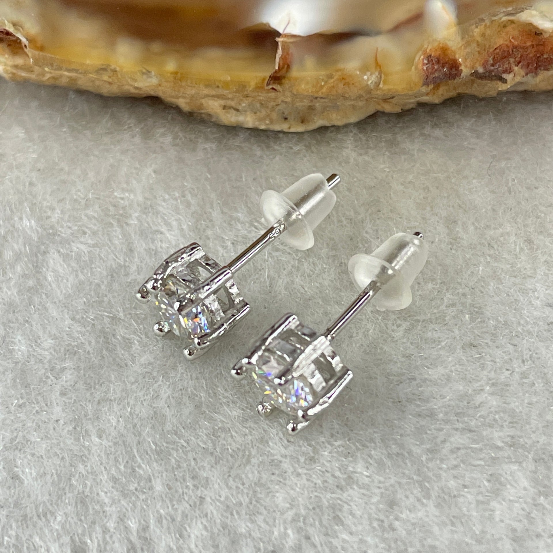 0.5 Ct Colourless Round Brilliant Diameter 5.0mm D VVS1 Excellent Cut Excellent Polish Excellent Symmetry None Florescence Moissanite in S925 Silver Earrings GRA 218444635 - Huangs Jadeite and Jewelry Pte Ltd