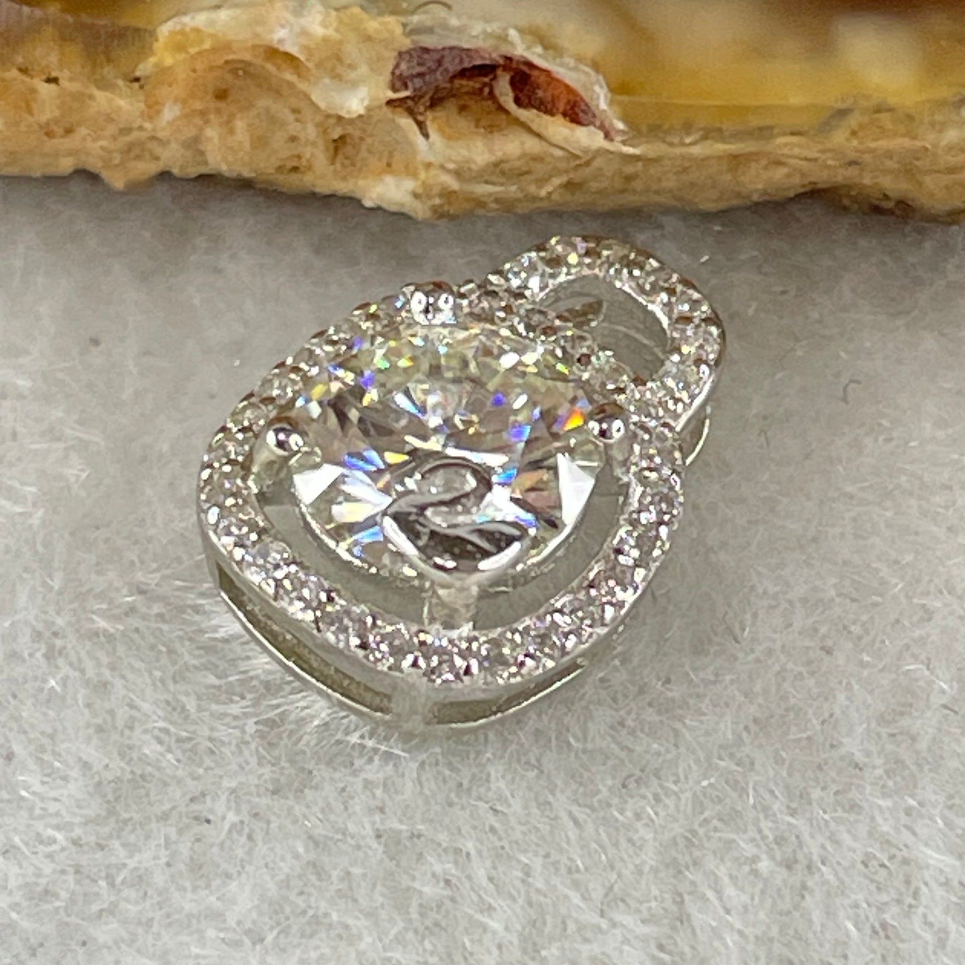 1.0 Ct Colourless Round Brilliant Diameter 6.5mm VVS1 Excellent Cut Moissanite Excellent Polish Excellent Symmetry None Florescence in S925 Silver Pendant GRA 218553559 - Huangs Jadeite and Jewelry Pte Ltd