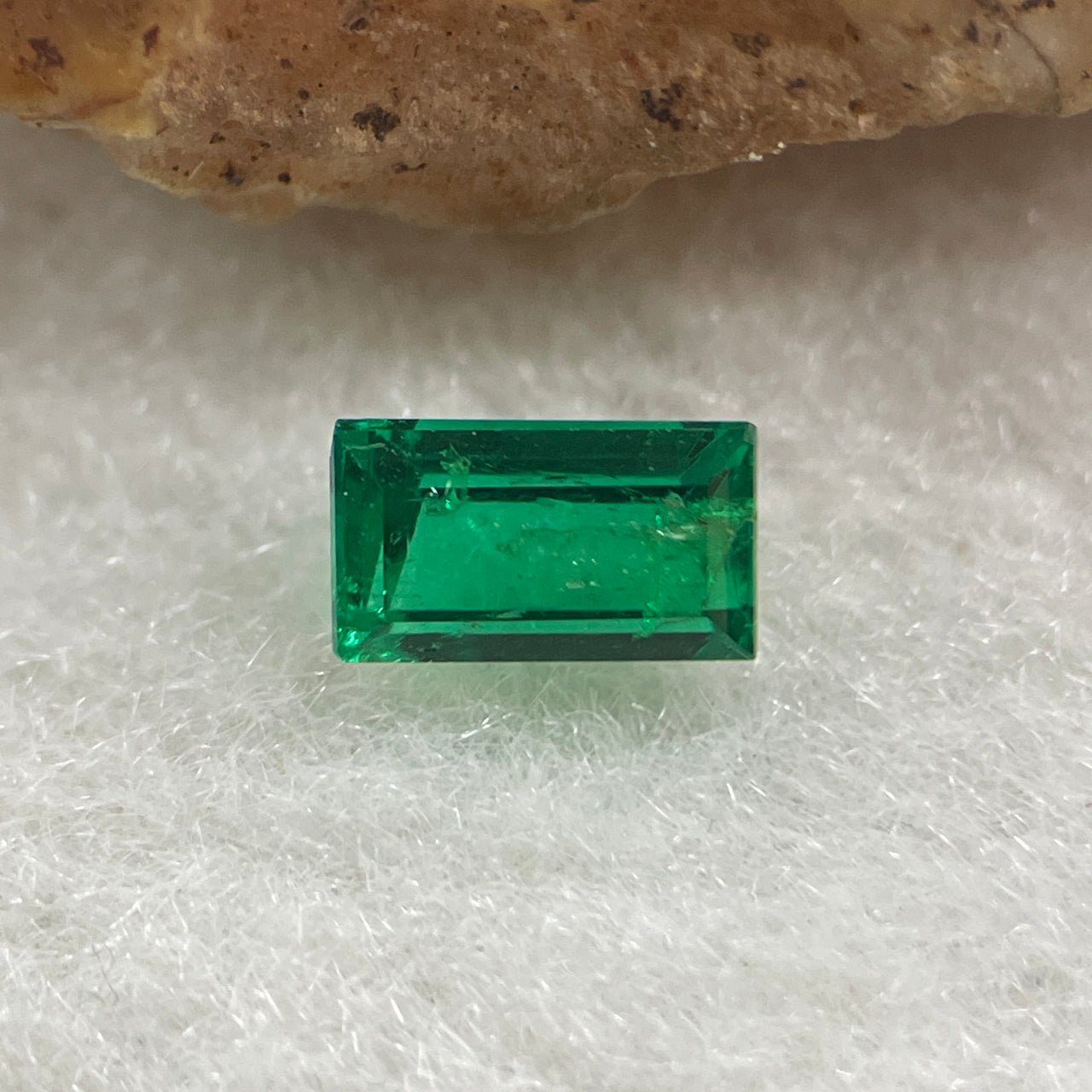 Natural Colombia Vivid Green Emerald (Beryl) Cut-Cornered Rectangular Step cut 0.46ct 6.0 by 3.5 by 2.4mm - Huangs Jadeite and Jewelry Pte Ltd