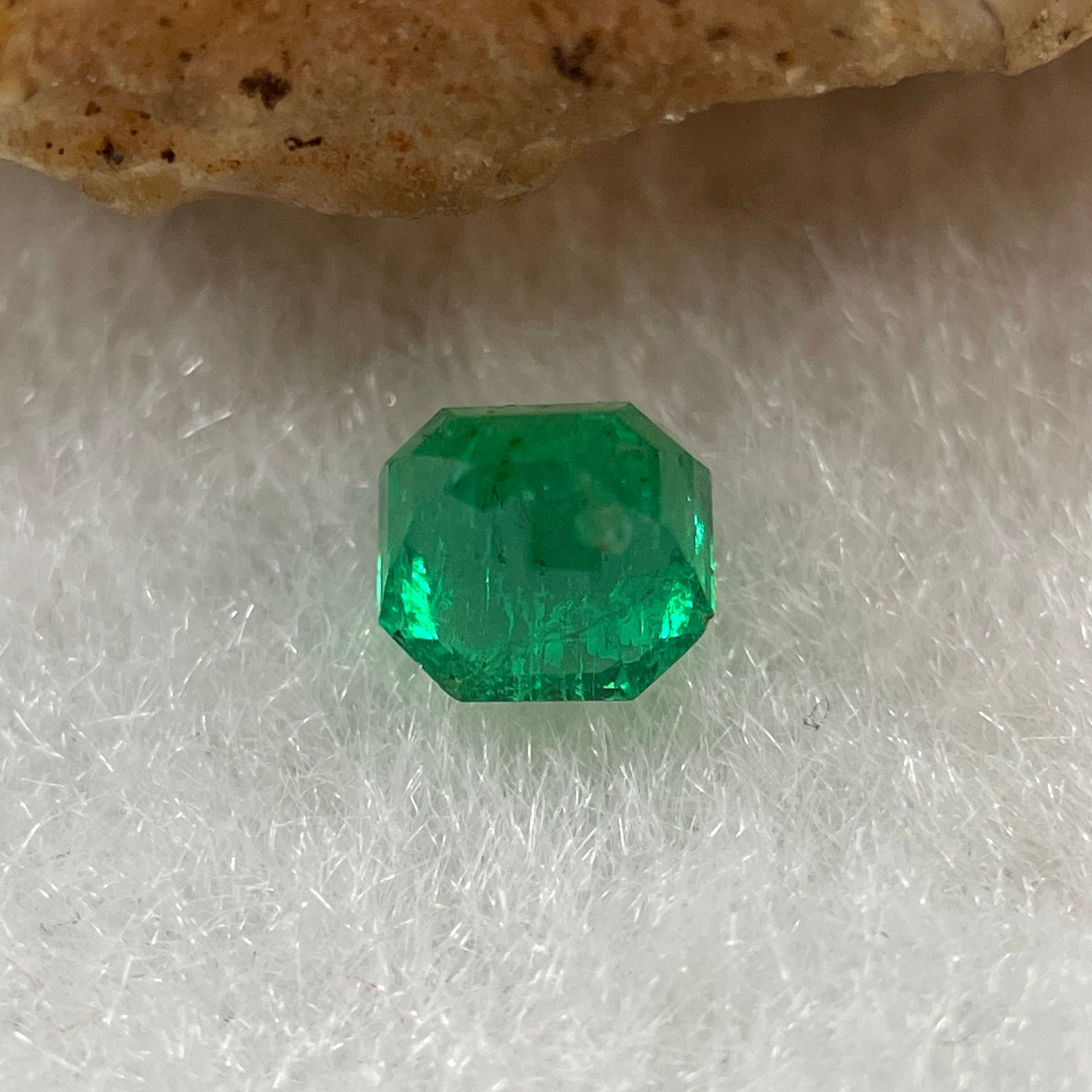 Natural Colombia Vivid Green Emerald (Beryl) Cut-Cornered Rectangular Step cut 0.44ct 4.5 by 4.0 by 3.8mm - Huangs Jadeite and Jewelry Pte Ltd