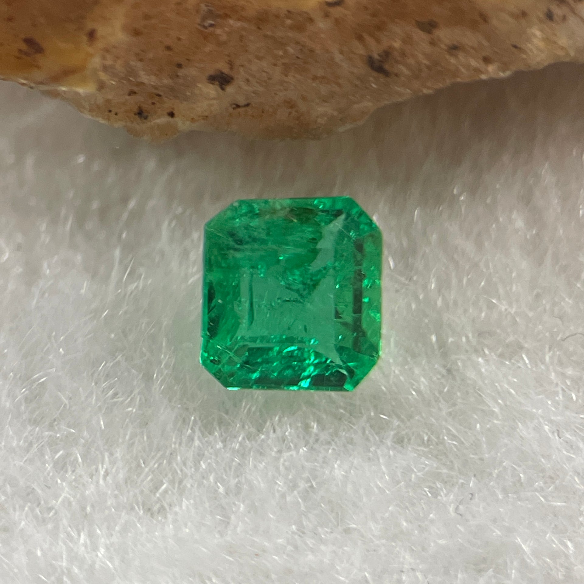 Natural Colombia Vivid Green Emerald (Beryl) Cut-Cornered Rectangular Step cut 0.45ct 5.0 by 4.6 by 2.8m - Huangs Jadeite and Jewelry Pte Ltd
