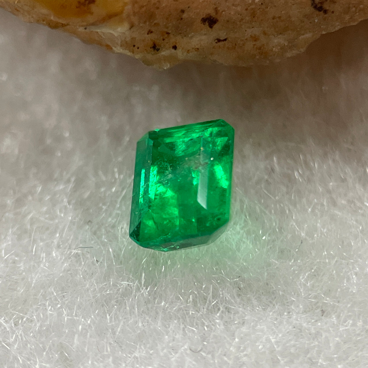Natural Colombia Vivid Green Emerald (Beryl) Cut-Cornered Rectangular Step cut 0.47ct 4.8 by 3.9 by 3.2mm - Huangs Jadeite and Jewelry Pte Ltd