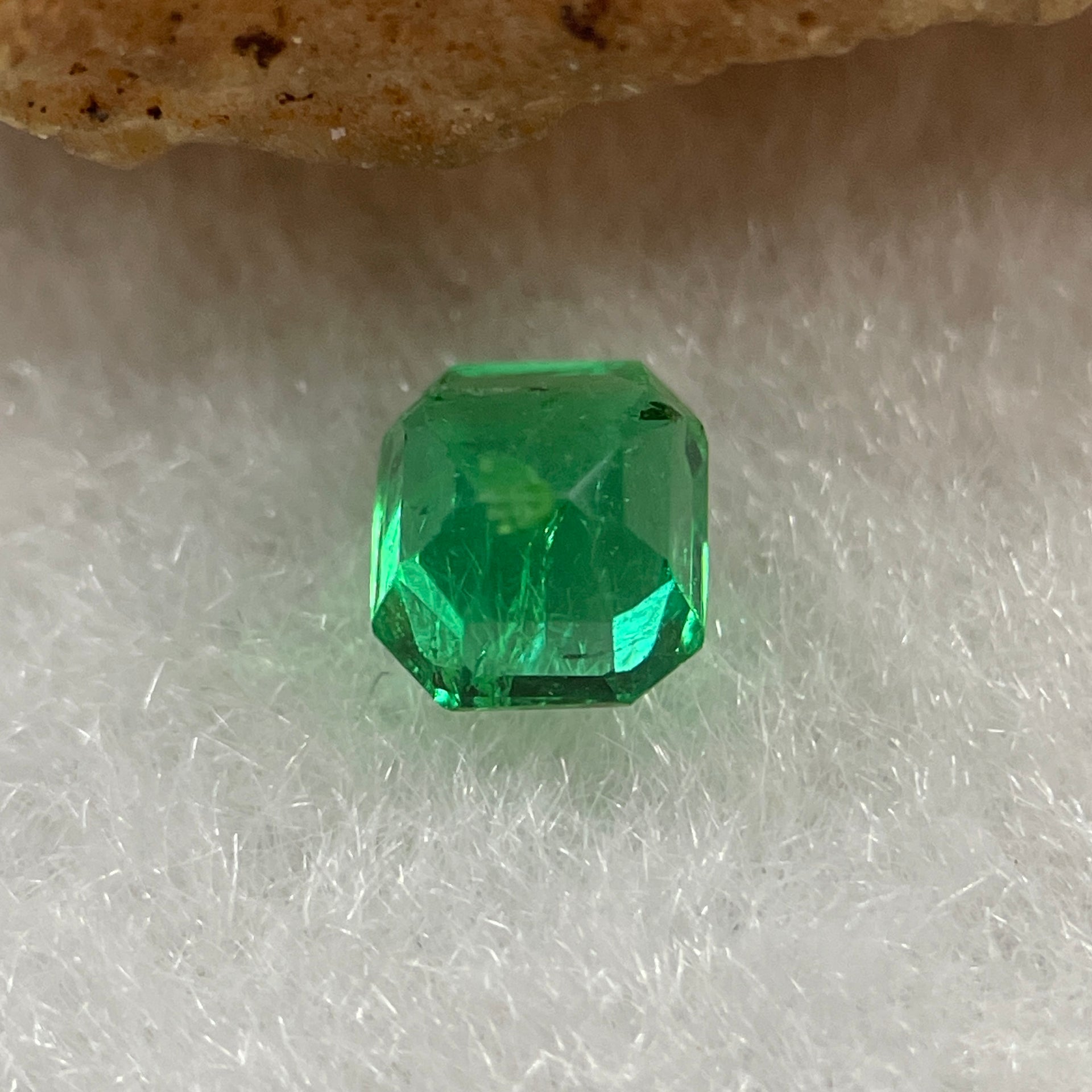 Natural Colombia Vivid Green Emerald (Beryl) Cut-Cornered Rectangular Step cut 0.45ct 4.8 by 4.3 by 3.3mm - Huangs Jadeite and Jewelry Pte Ltd