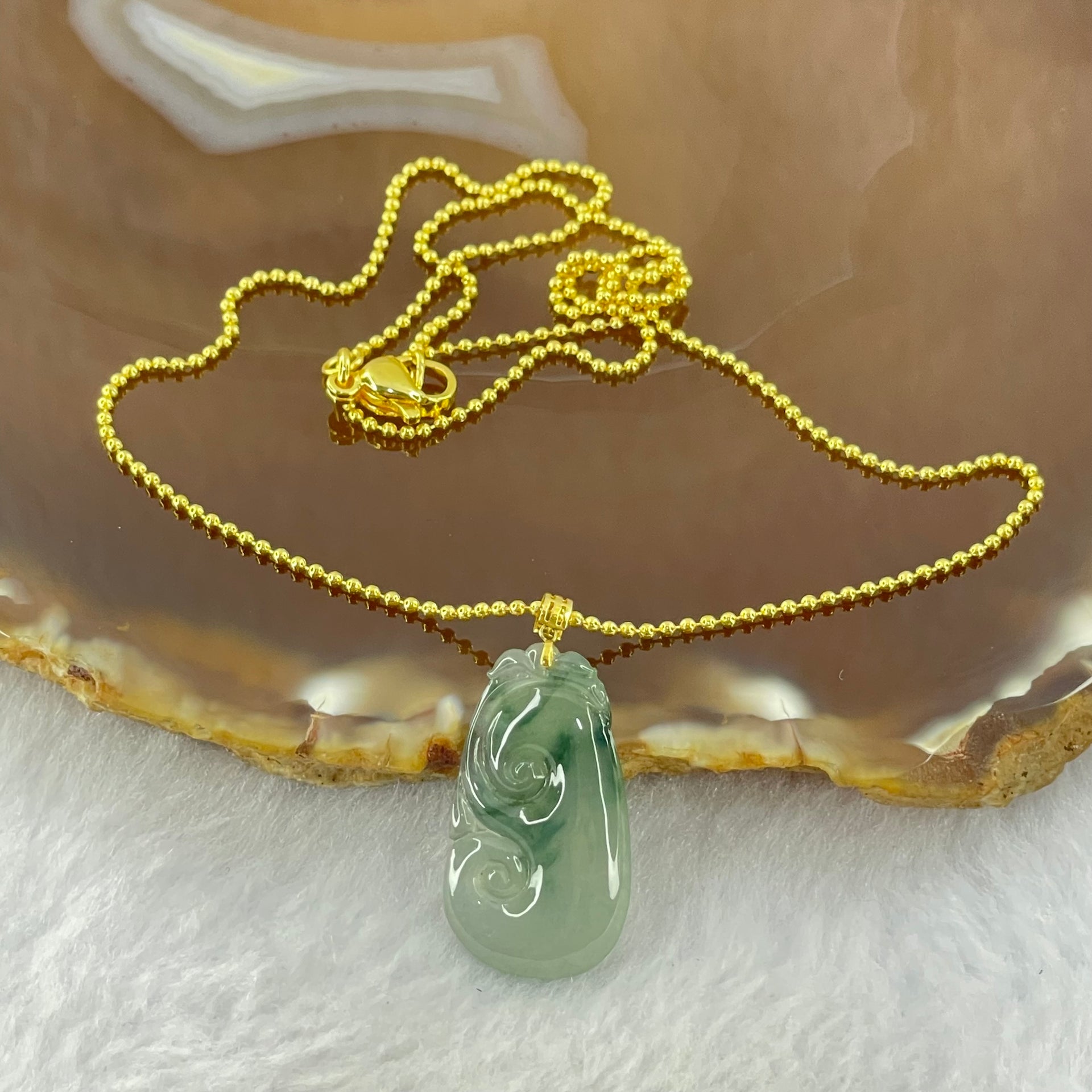 18K 黄金A 款冰种蓝绿色飘花翡翠如意吊坠23.9 x 19.9 x 3.0 毫米金色项链1.95 克