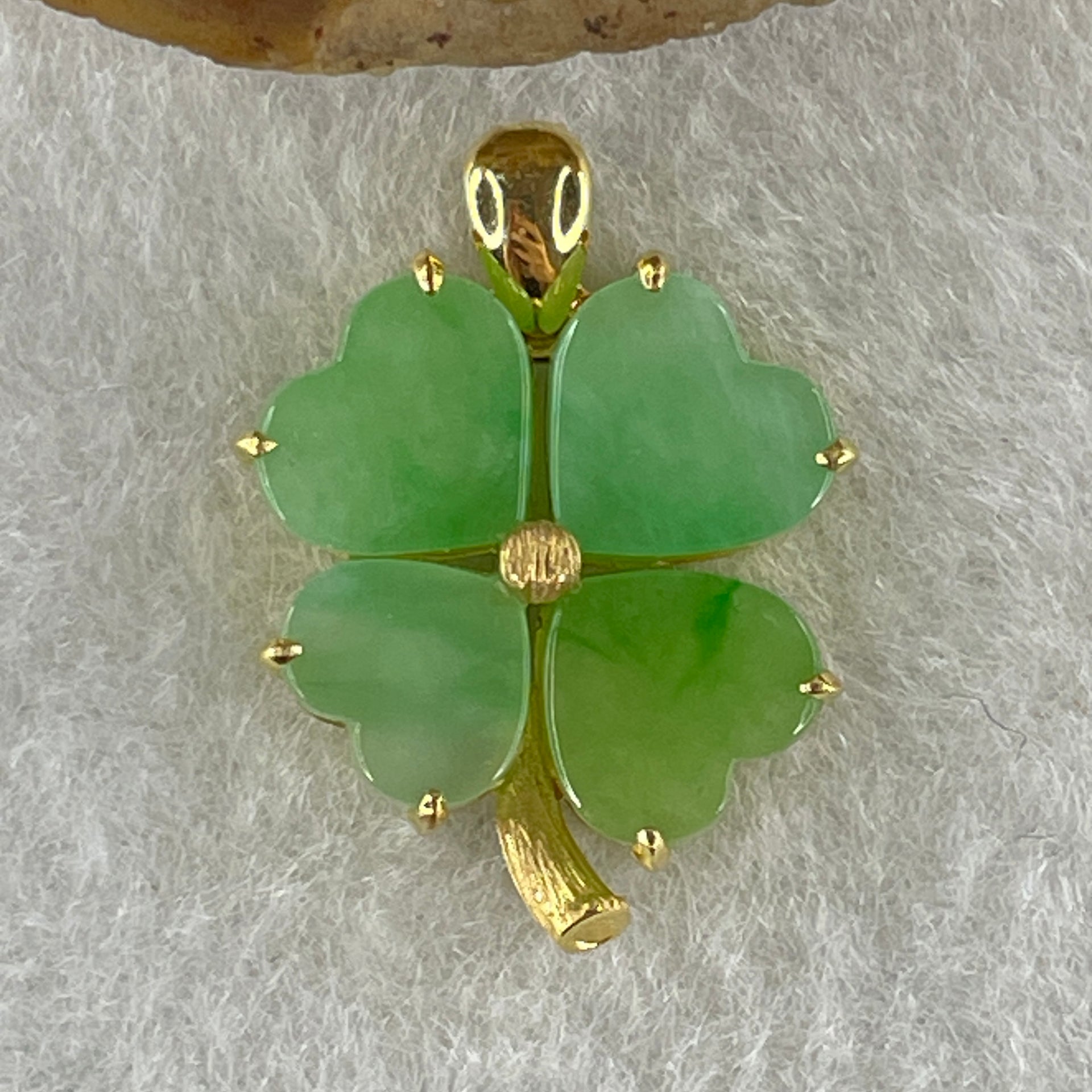 18K Yellow Gold Type A Natural Apple Green Jadeite Four Leaf Clover for Career Progression 4 pieces each 6.8 by 8.1 by 3.0mm Pendant 2.74g - Huangs Jadeite and Jewelry Pte Ltd