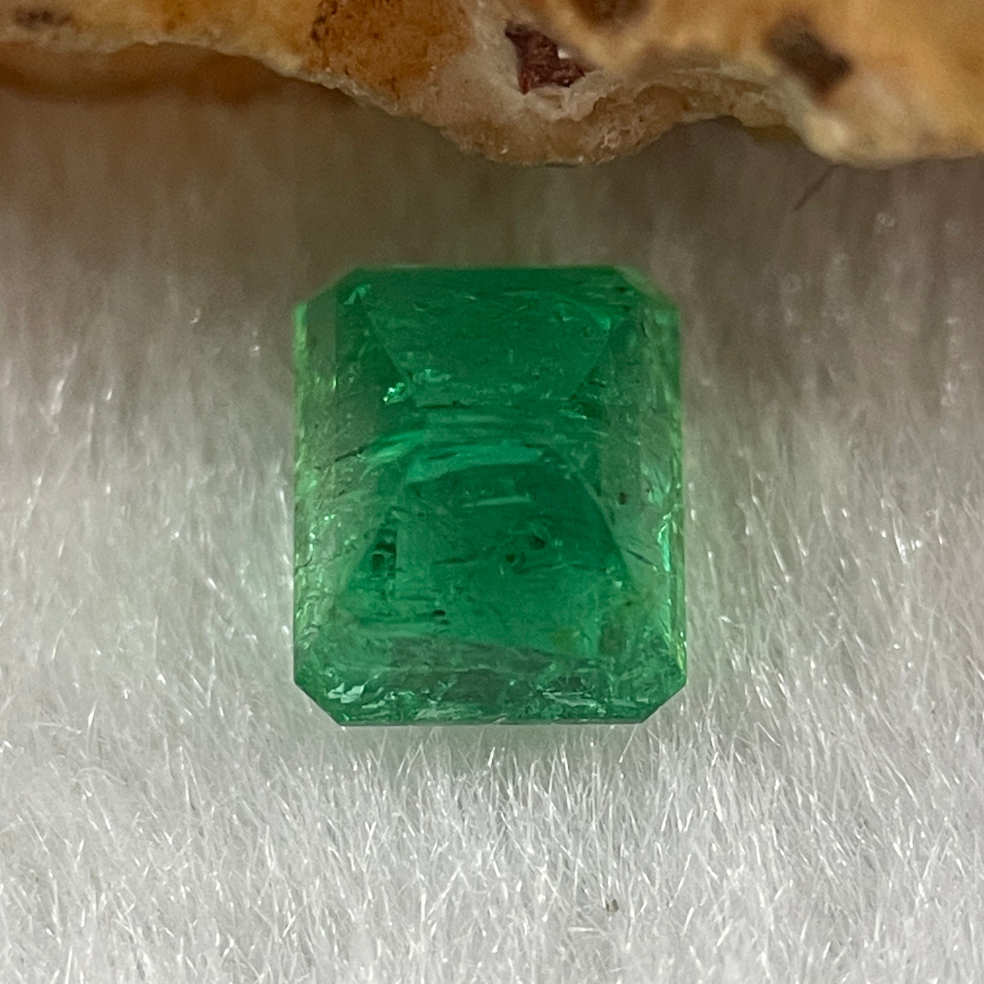 Natural Colombia Green Emerald (Beryl) Cut-Cornered Rectangular step cut 0.89ct 6.4 by 4.8 by 3.5mm - Huangs Jadeite and Jewelry Pte Ltd