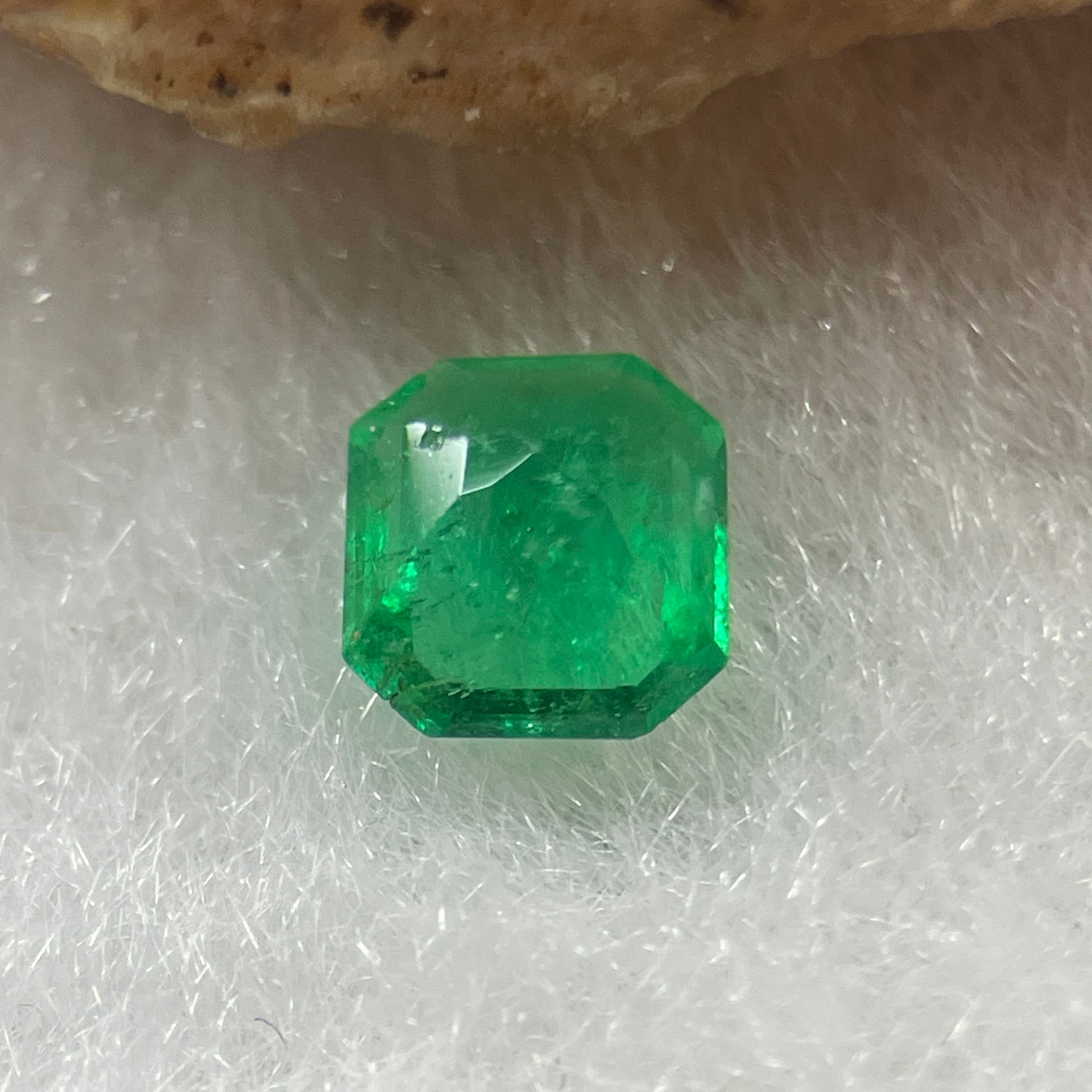 Natural Colombia Vivid Green Emerald (Beryl) Cut-Cornered Rectangular Step cut 0.41ct 5.5 by 4.8 by 2.4mm - Huangs Jadeite and Jewelry Pte Ltd
