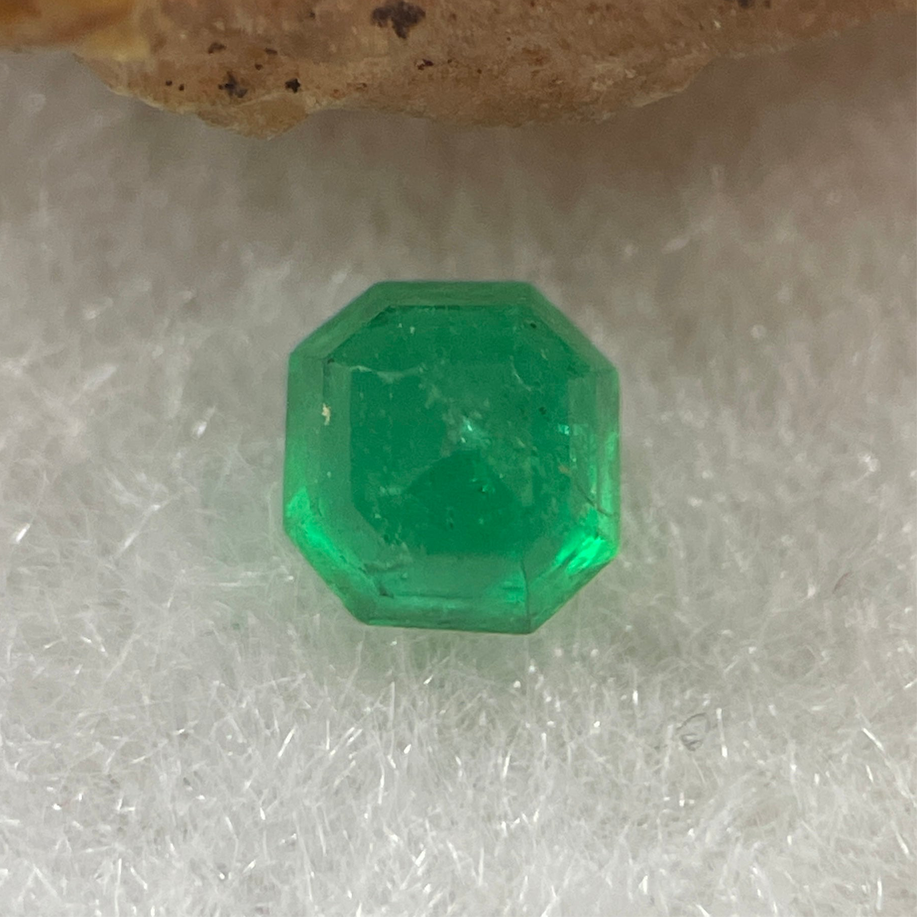 Natural Colombia Vivid Green Emerald (Beryl) Cut-Cornered Square Step cut 0.42ct 4.4 by 4.2 by 3.2mm - Huangs Jadeite and Jewelry Pte Ltd