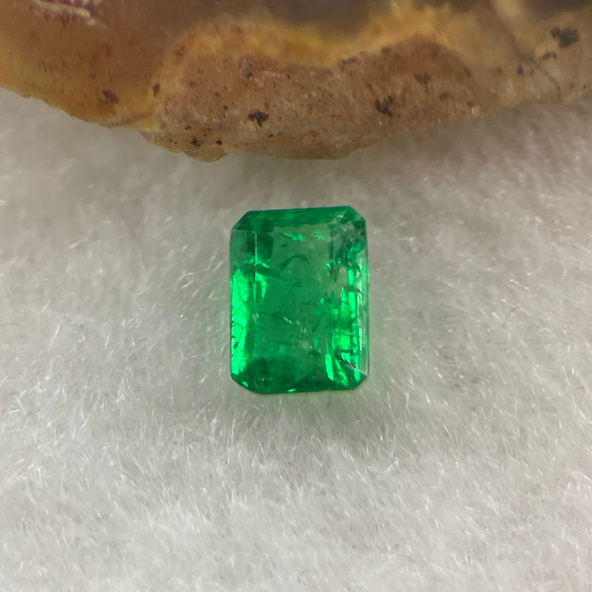 Natural Colombia Green Emerald (Beryl) Cut-Cornered Rectangular step cut 0.60ct 6.2 by 4.5 by 2.9mm - Huangs Jadeite and Jewelry Pte Ltd