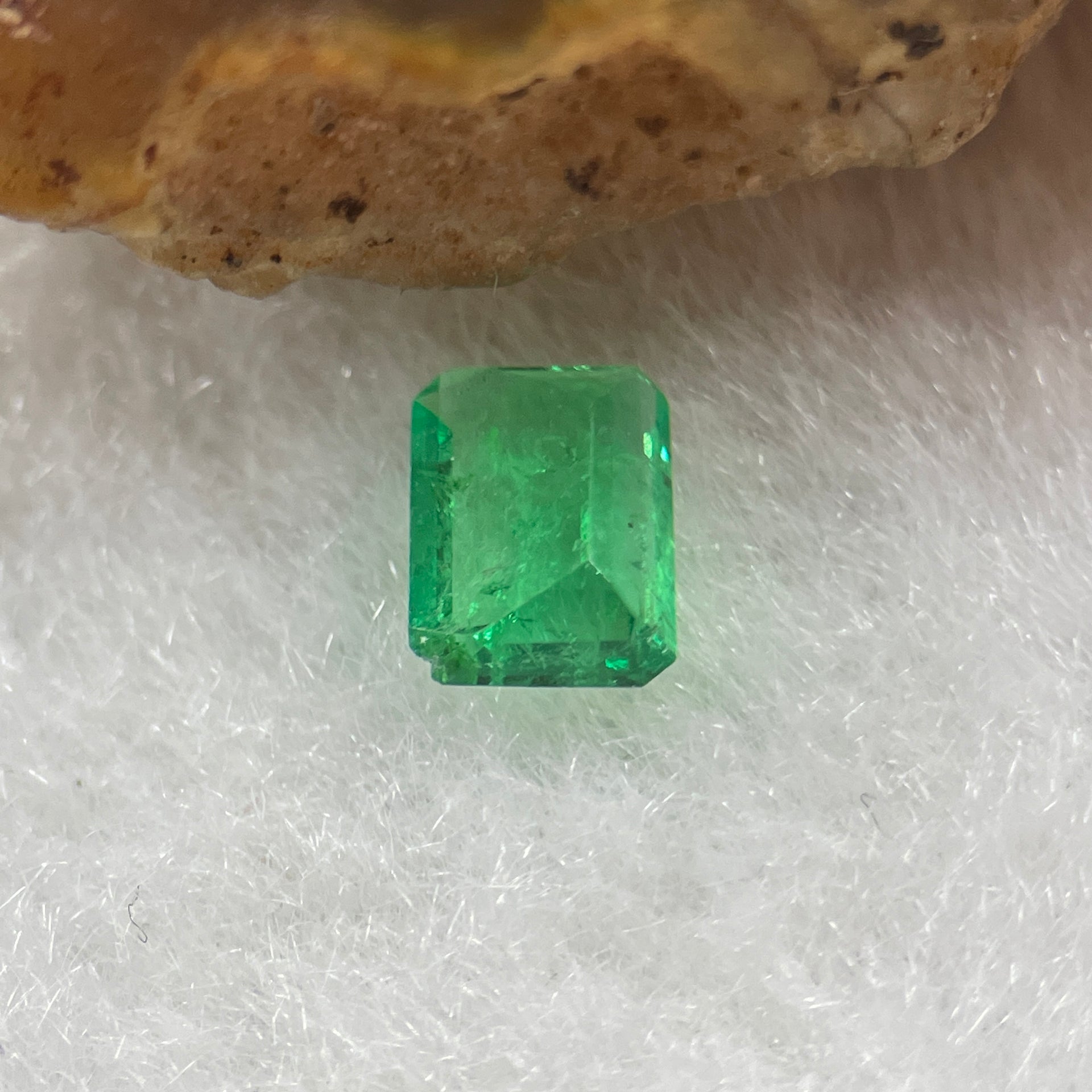 Natural Colombia Green Emerald (Beryl) Cut-Cornered Rectangular step cut 0.52ct 6.1 by 4.6 by 2.5mm - Huangs Jadeite and Jewelry Pte Ltd