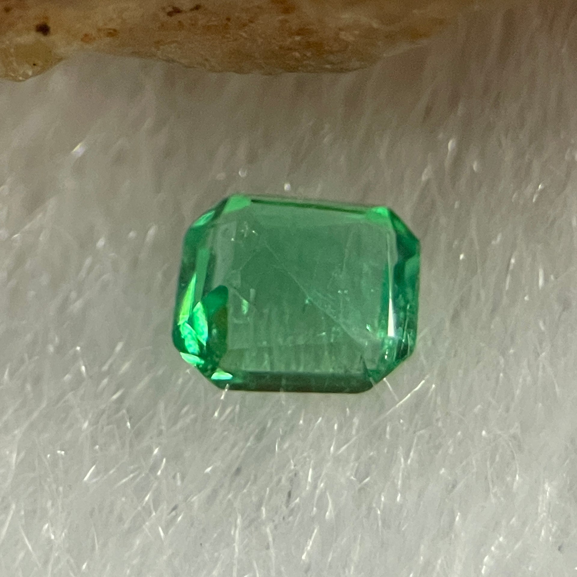 Natural Colombia Vivid Green Emerald (Beryl) Cut-Cornered Rectangular Step cut 0.09ct 3.1 by 2.6 by 1.7mm - Huangs Jadeite and Jewelry Pte Ltd