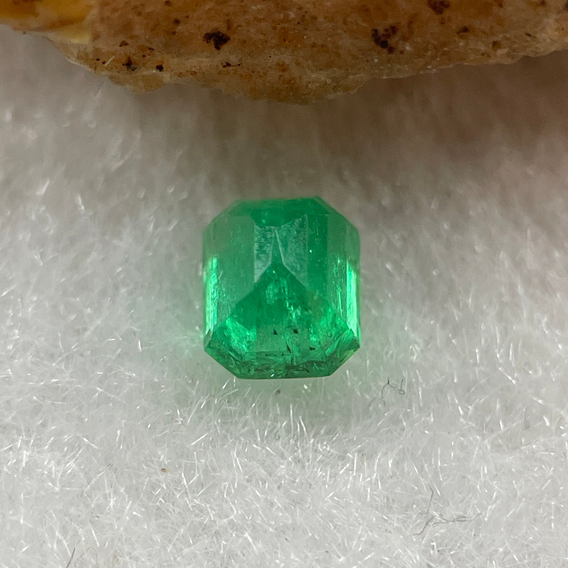 Natural Colombia Vivid Green Emerald (Beryl) Cut-Cornered Rectangular Step cut 0.46ct 5.4 by 4.0 by 3.2mm - Huangs Jadeite and Jewelry Pte Ltd