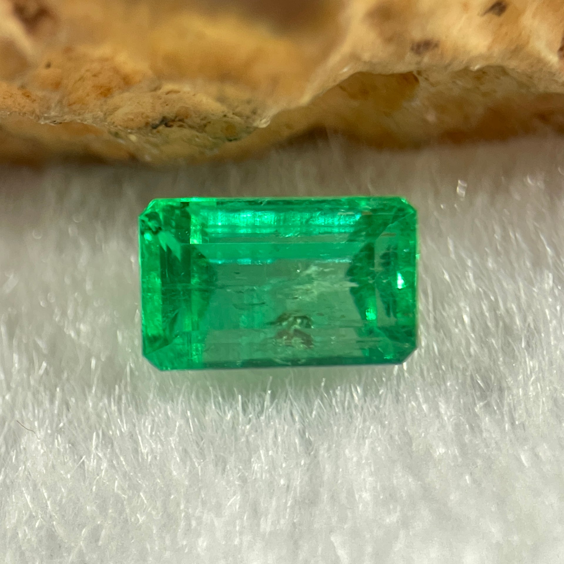 Natural Colombia Green Emerald (Beryl) Cut-Cornered Rectangular step cut 0.80ct 6.4 by 3.9 by 3.6mm - Huangs Jadeite and Jewelry Pte Ltd
