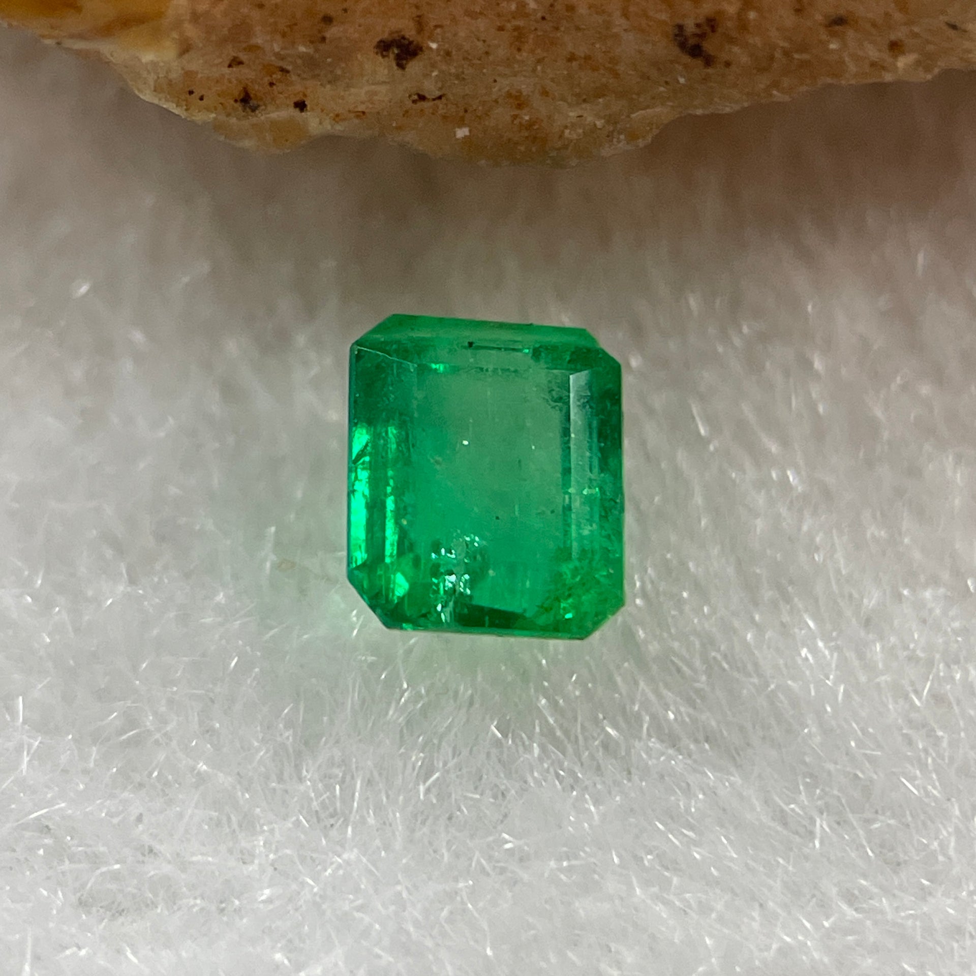 Natural Colombia Vivid Green Emerald (Beryl) Cut-Cornered Rectangular Step cut 0.41ct 4.1 by 4.0 by 2.6mm - Huangs Jadeite and Jewelry Pte Ltd