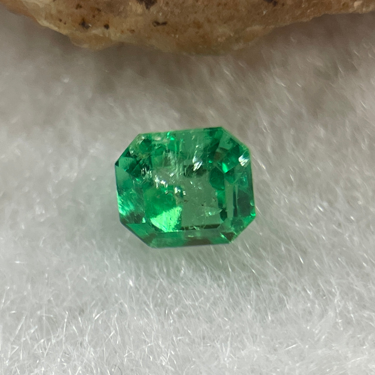 Natural Colombia Vivid Green Emerald (Beryl) Cut-Cornered Rectangular Step cut 0.42ct 4.5 by 4.2 by 3.4mm - Huangs Jadeite and Jewelry Pte Ltd