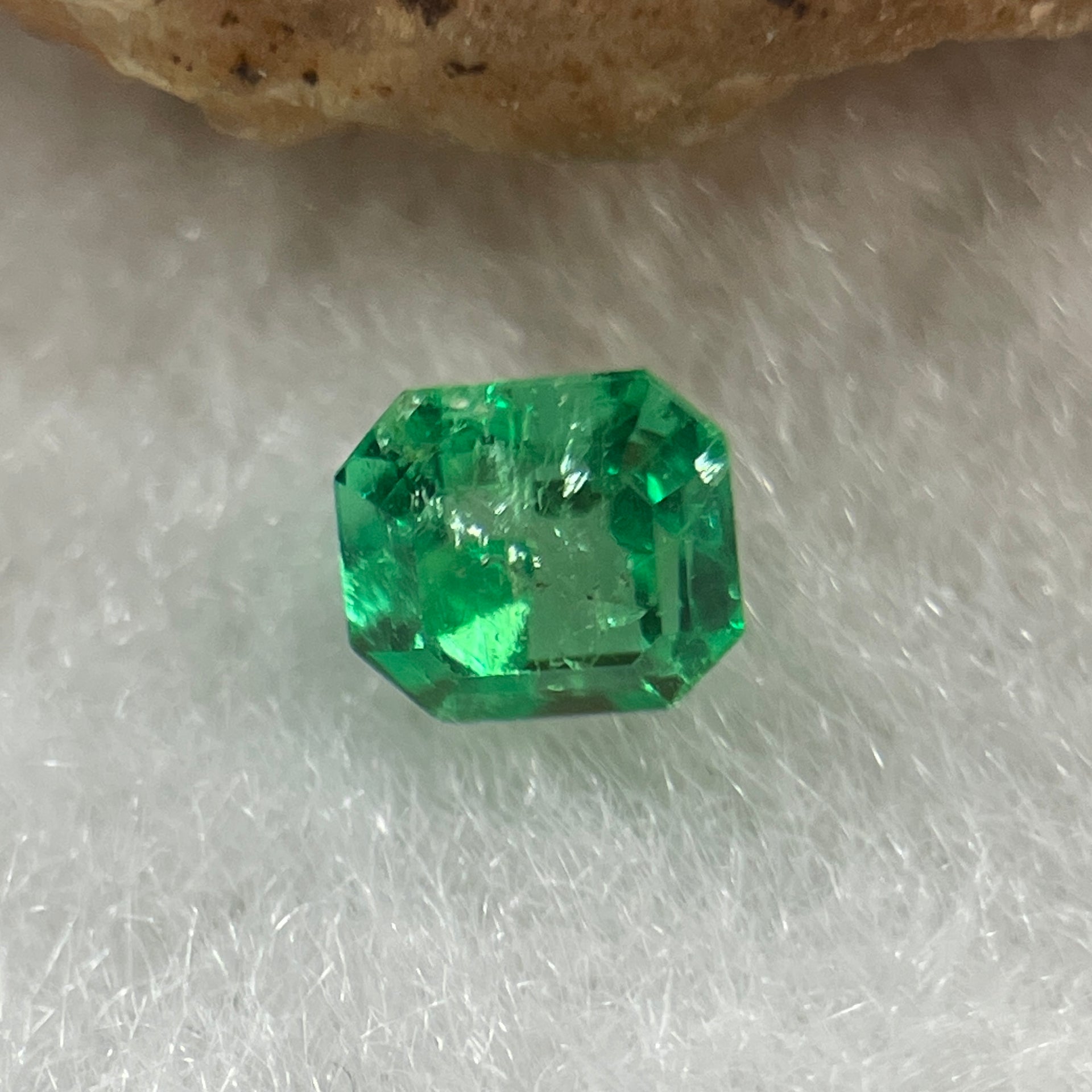 Natural Colombia Vivid Green Emerald (Beryl) Cut-Cornered Rectangular Step cut 0.42ct 4.5 by 4.2 by 3.4mm - Huangs Jadeite and Jewelry Pte Ltd