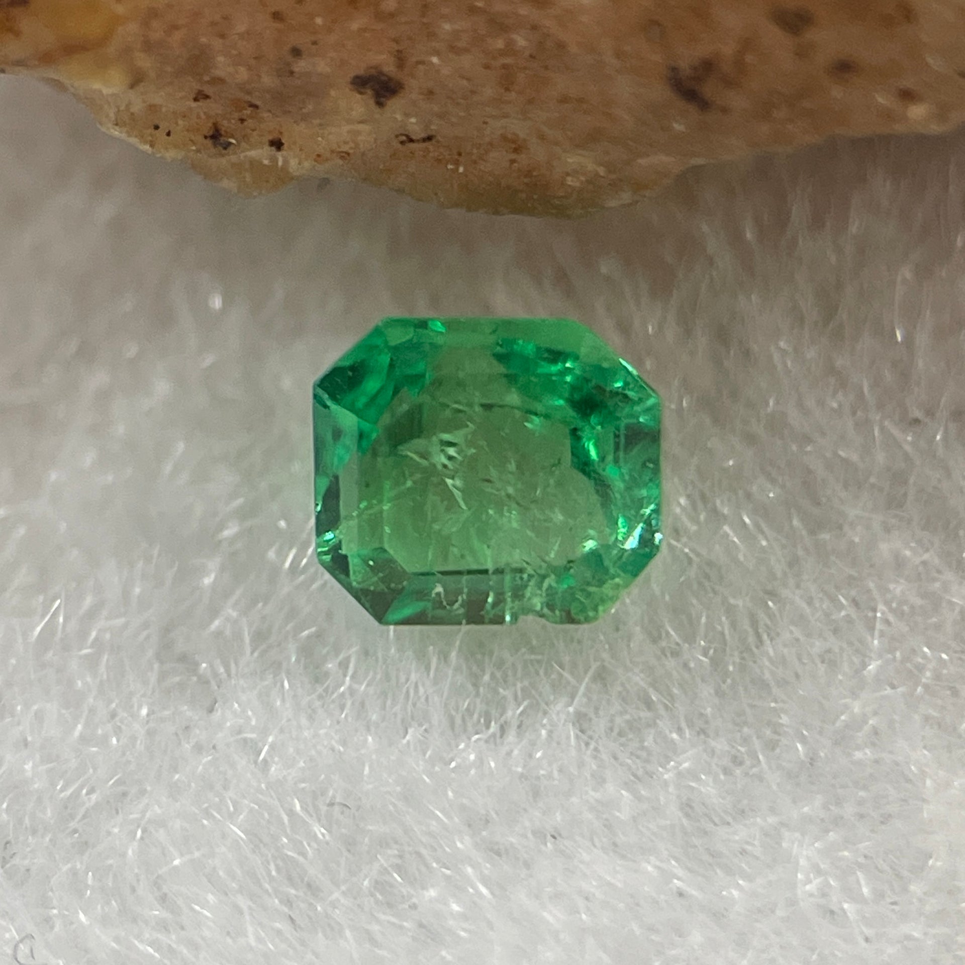 Natural Colombia Vivid Green Emerald (Beryl) Cut-Cornered Rectangular Step cut 0.42ct 4.5 by 4.2 by 3.4mm - Huangs Jadeite and Jewelry Pte Ltd
