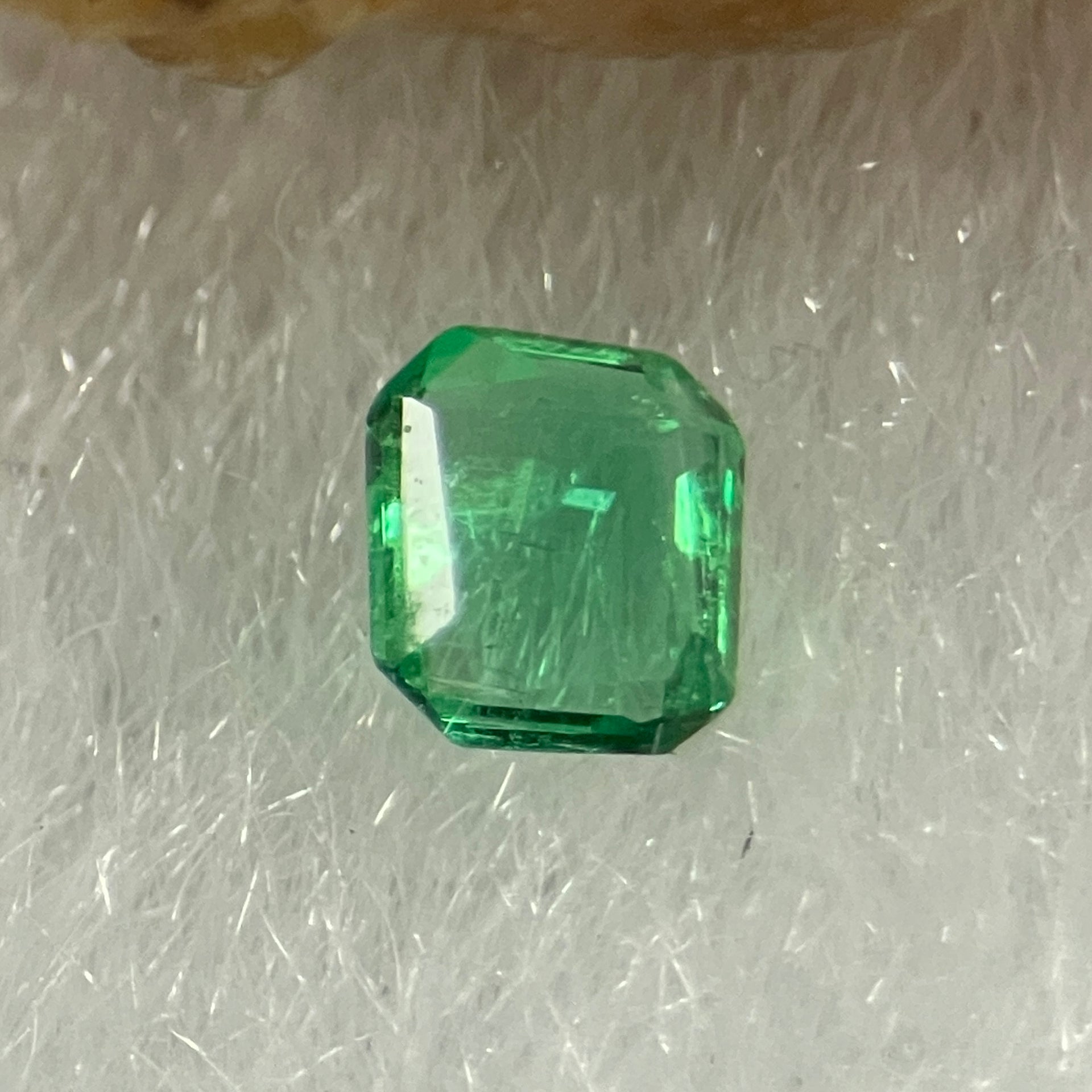 Natural Colombia Vivid Green Emerald (Beryl) Cut-Cornered Rectangular Step cut 0.09ct 3.1 by 2.6 by 1.7mm - Huangs Jadeite and Jewelry Pte Ltd
