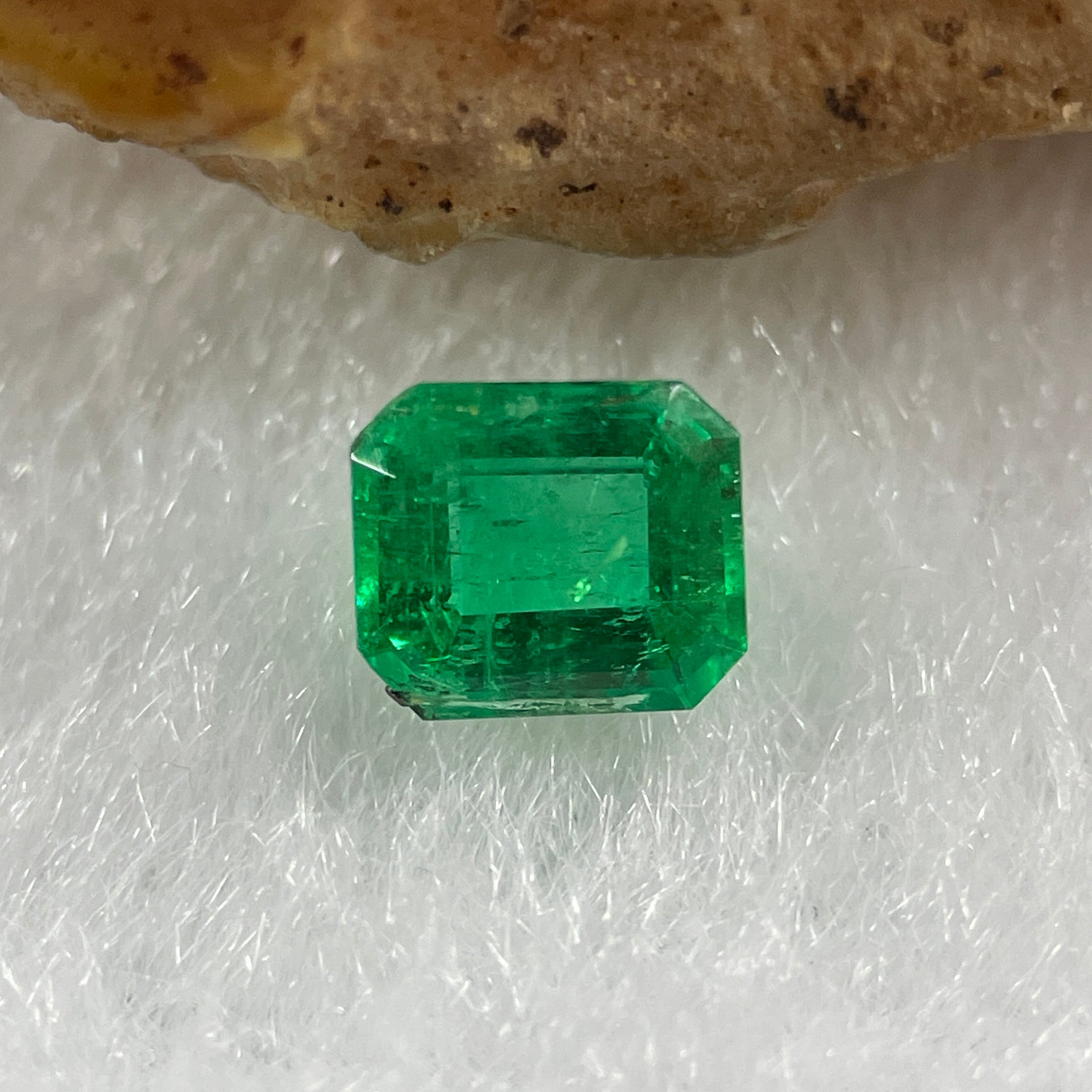 Natural Colombia Vivid Green Emerald (Beryl) Cut-Cornered Rectangular Step cut 0.48ct 5.2 by 4.5 by 2.8mm - Huangs Jadeite and Jewelry Pte Ltd