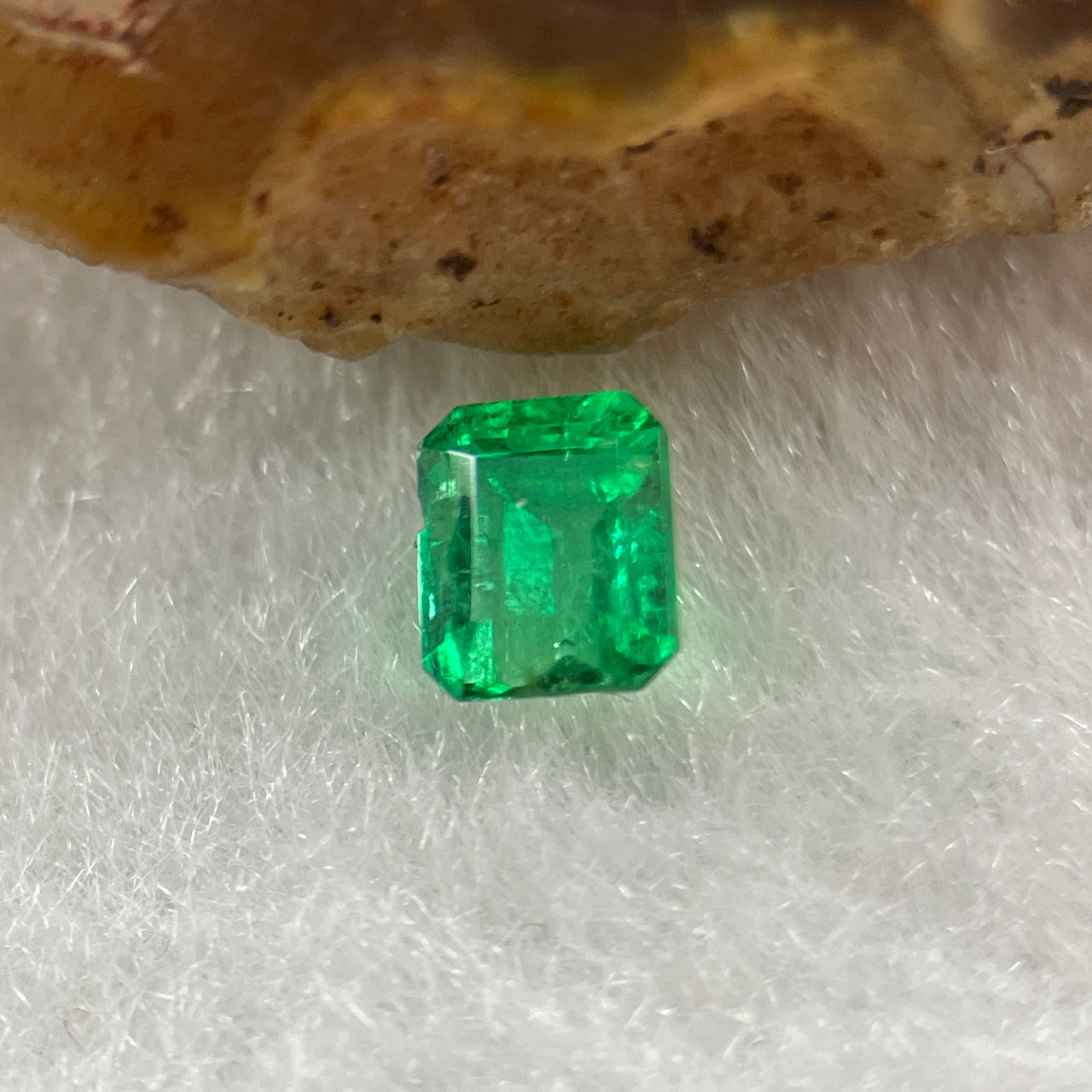 Natural Colombia Green Emerald (Beryl) Cut-Cornered Rectangular step cut 0.51ct 5.0 by 4.2 by 3.1mm - Huangs Jadeite and Jewelry Pte Ltd