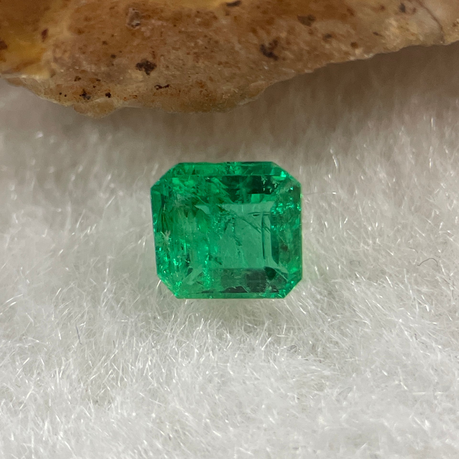 Natural Colombia Vivid Green Emerald (Beryl) Cut-Cornered Rectangular Step cut 0.45ct 5.0 by 4.6 by 2.8m - Huangs Jadeite and Jewelry Pte Ltd