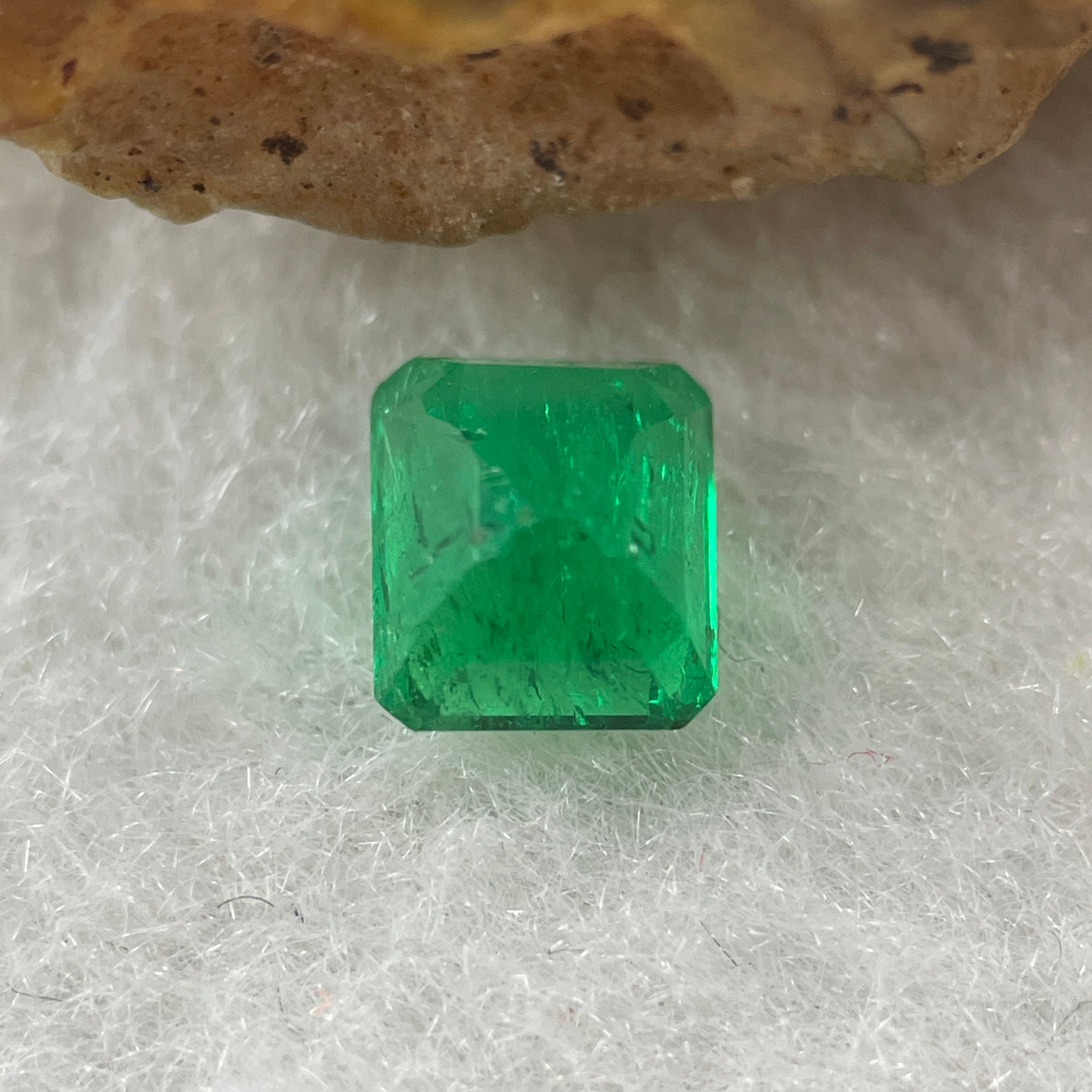 Natural Colombia Green Emerald (Beryl) Cut-Cornered Rectangular Step cut 0.93ct 6.1 by 5.3 by 3.8mm - Huangs Jadeite and Jewelry Pte Ltd