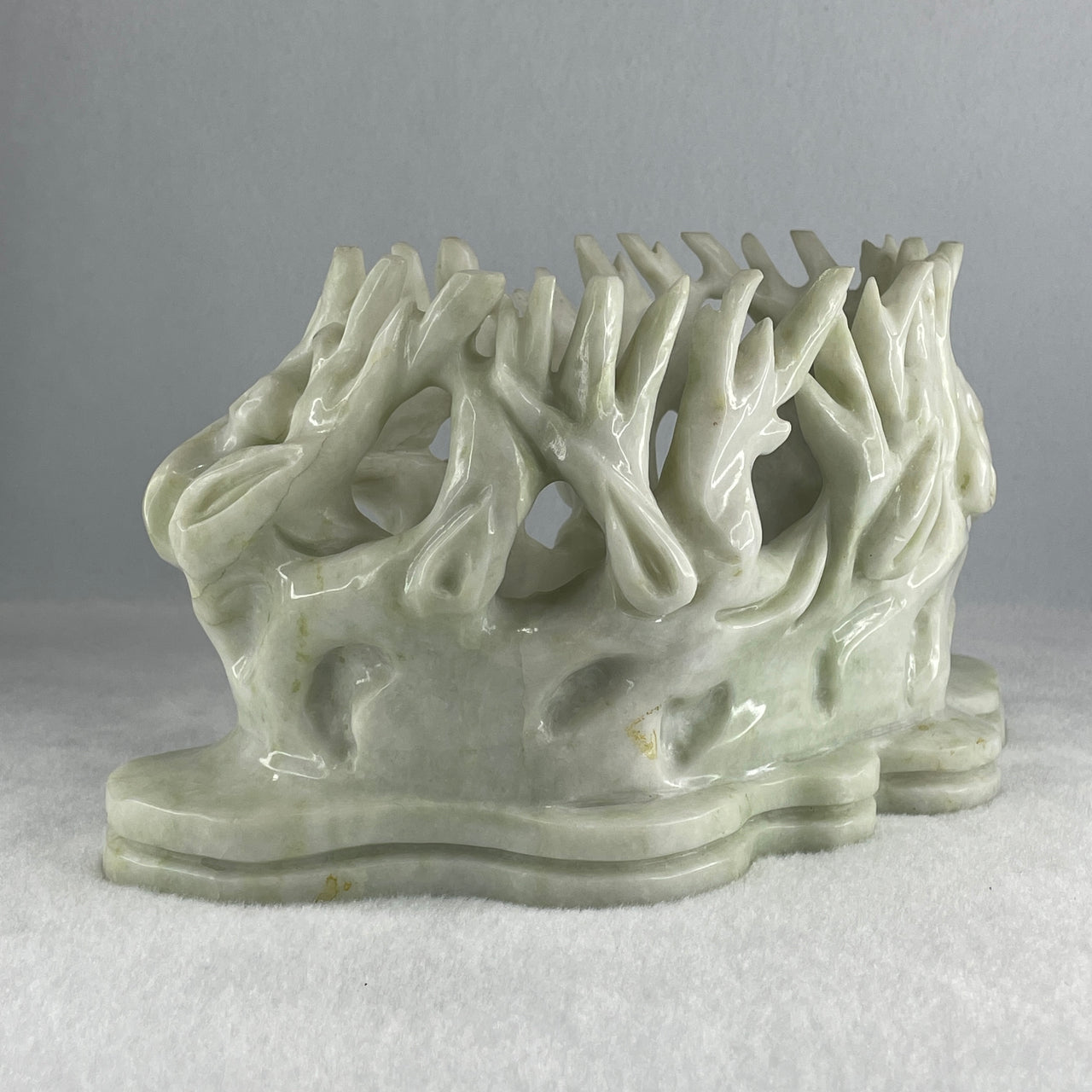 Natural White with Green Spots Serpentine Nest Display 2,027.2g 215.0 b 100.0 by 112.0mm