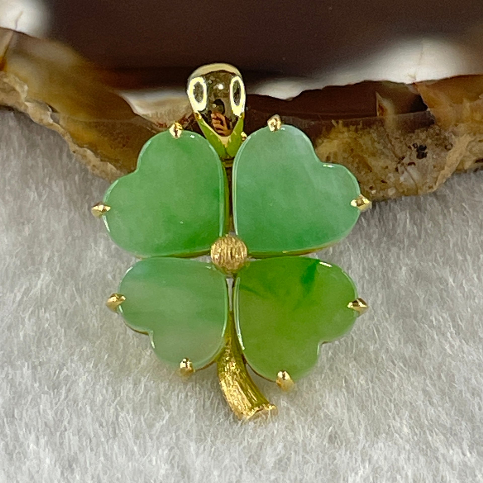 18K Yellow Gold Type A Natural Apple Green Jadeite Four Leaf Clover for Career Progression 4 pieces each 6.8 by 8.1 by 3.0mm Pendant 2.74g - Huangs Jadeite and Jewelry Pte Ltd