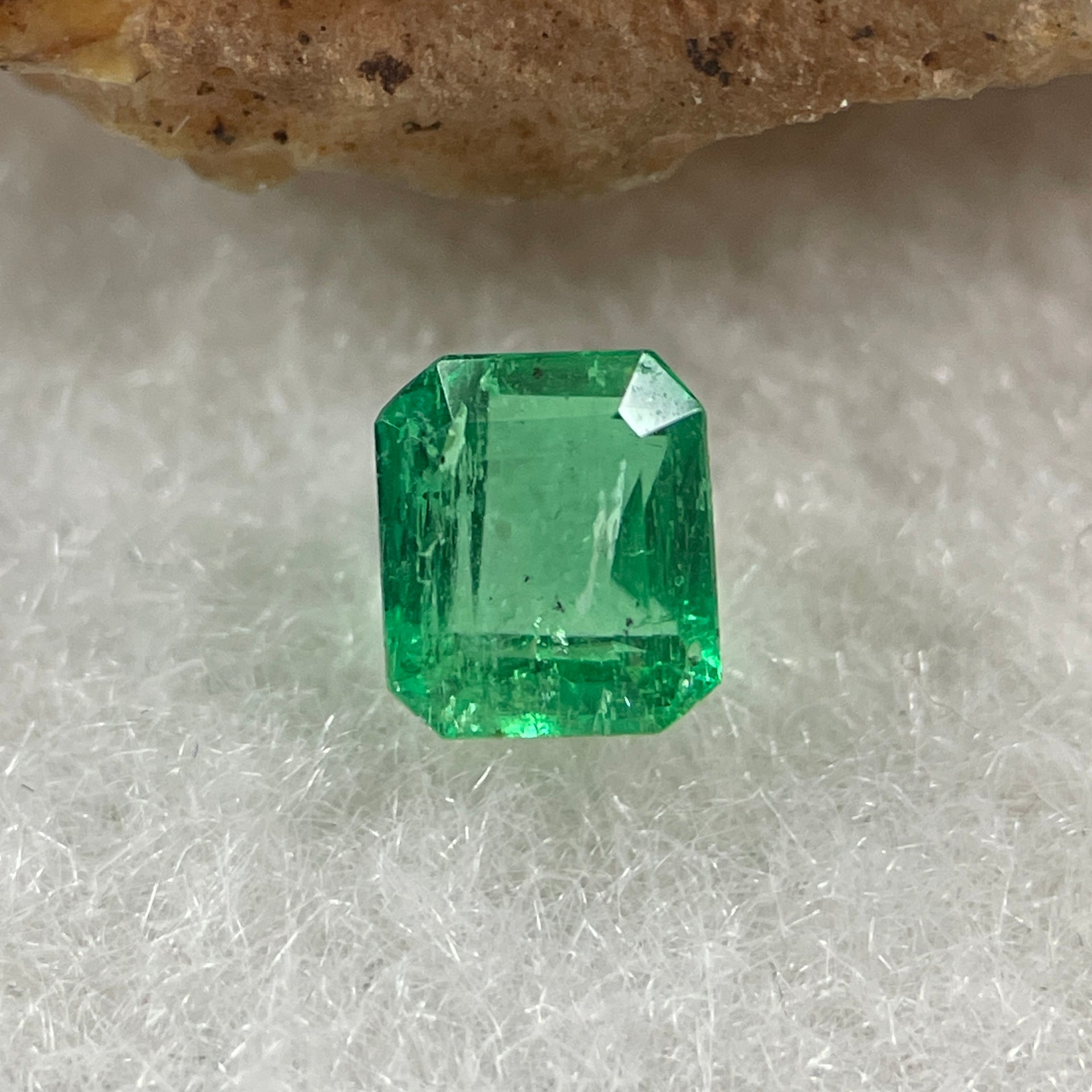Natural Colombia Vivid Green Emerald (Beryl) Cut-Cornered Rectangle Step cut 0.46ct 4.8 by 4.2 by 3.0mm - Huangs Jadeite and Jewelry Pte Ltd