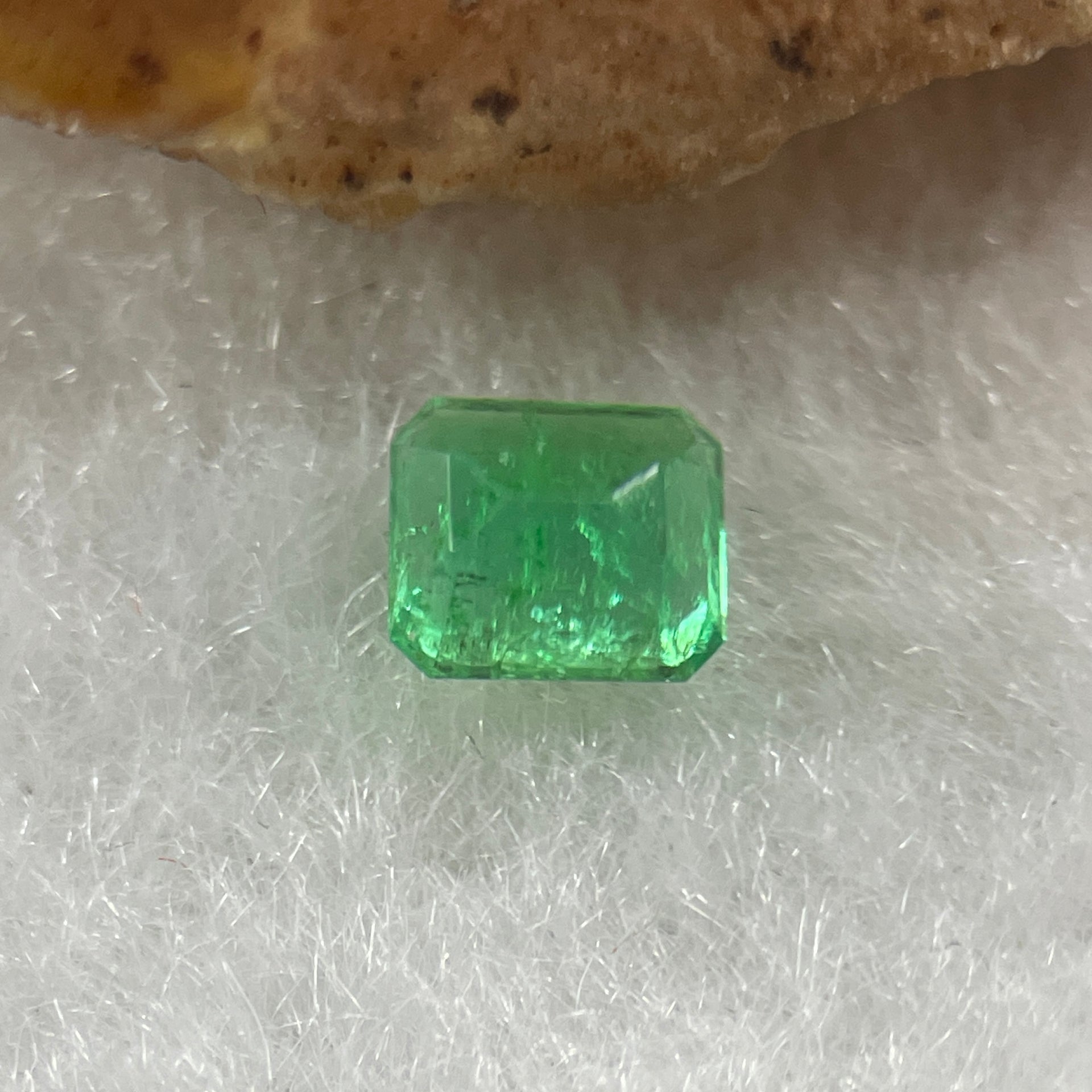 Natural Colombia Vivid Green Emerald (Beryl) Cut-Cornered Rectangular Step cut 0.42ct 4.6 by 4.1 by 3.0mm - Huangs Jadeite and Jewelry Pte Ltd