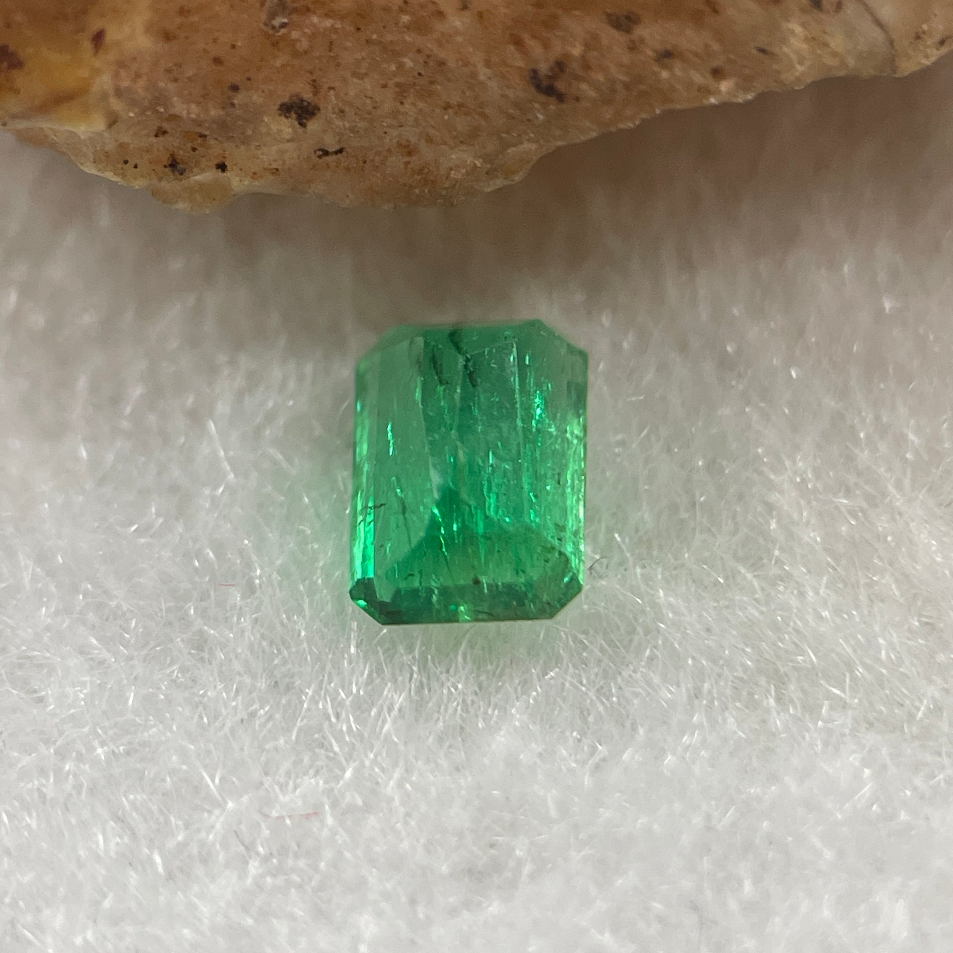 Natural Colombia Vivid Green Emerald (Beryl) Cut-Cornered Rectangular Step cut 0.45ct 5.4 by 3.9 by 2.6mm - Huangs Jadeite and Jewelry Pte Ltd