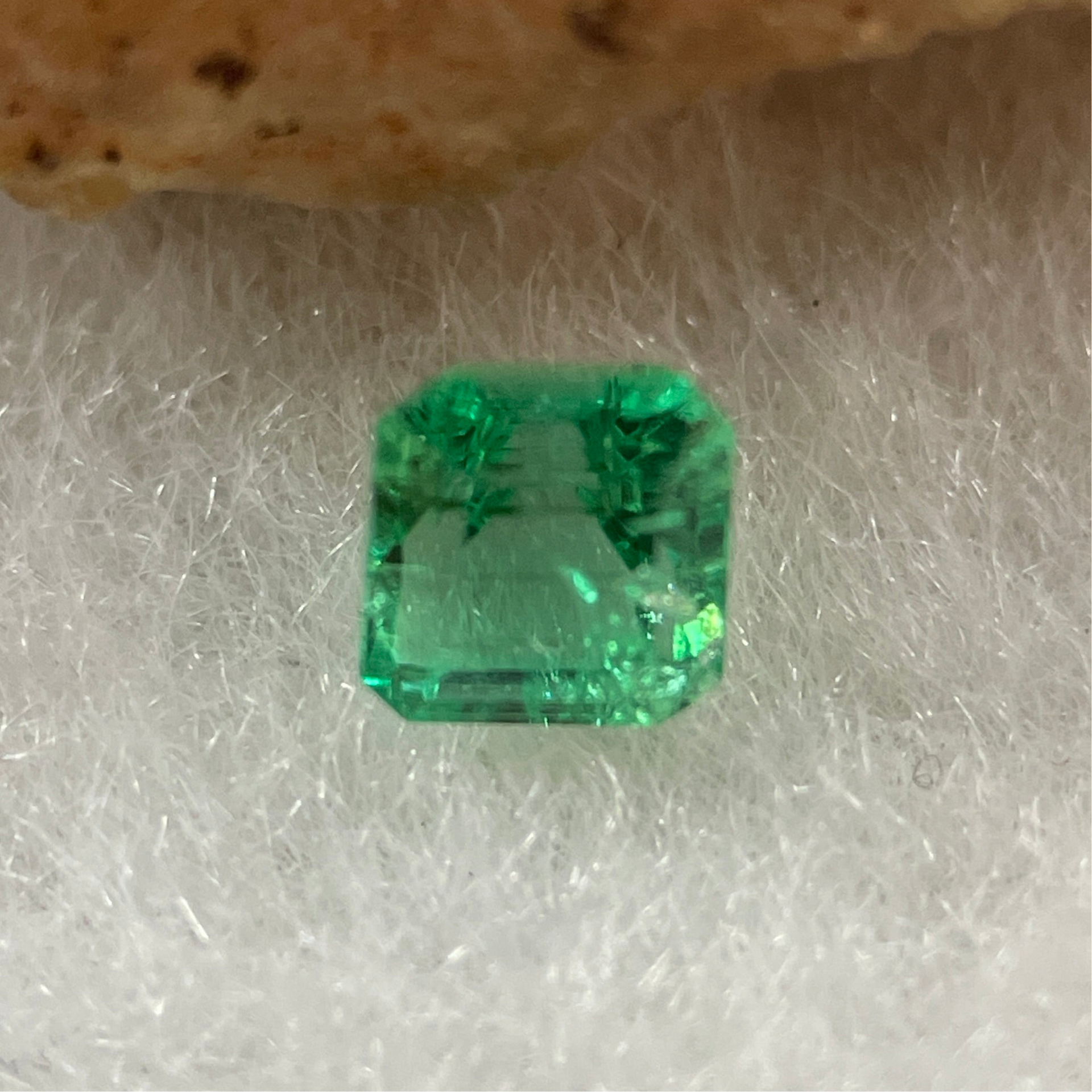 Natural Colombia Vivid Green Emerald (Beryl) Cut-Cornered Square Step cut 0.40ct 4.2 by 4.0 by 3.4mm - Huangs Jadeite and Jewelry Pte Ltd