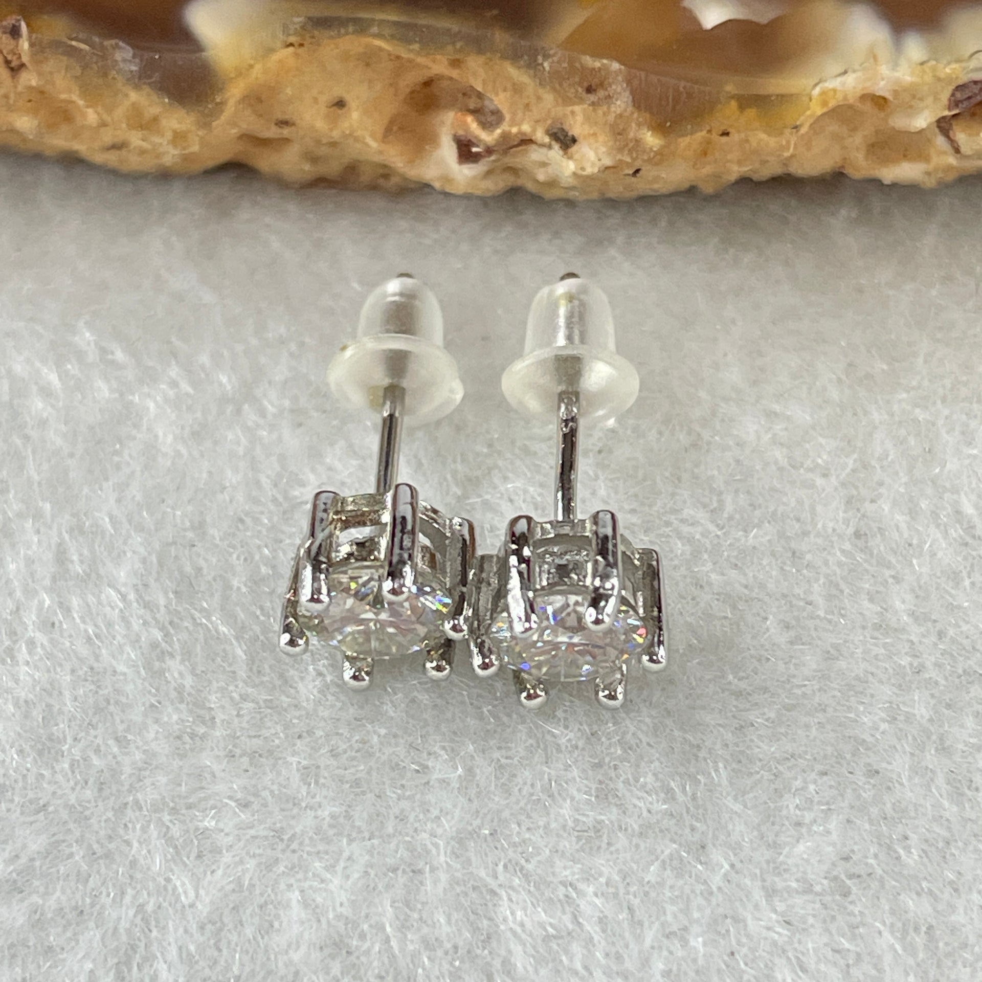 0.5 Ct Colourless Round Brilliant Diameter 5.0mm D VVS1 Excellent Cut Excellent Polish Excellent Symmetry None Florescence Moissanite in S925 Silver Earrings GRA 218444636 - Huangs Jadeite and Jewelry Pte Ltd