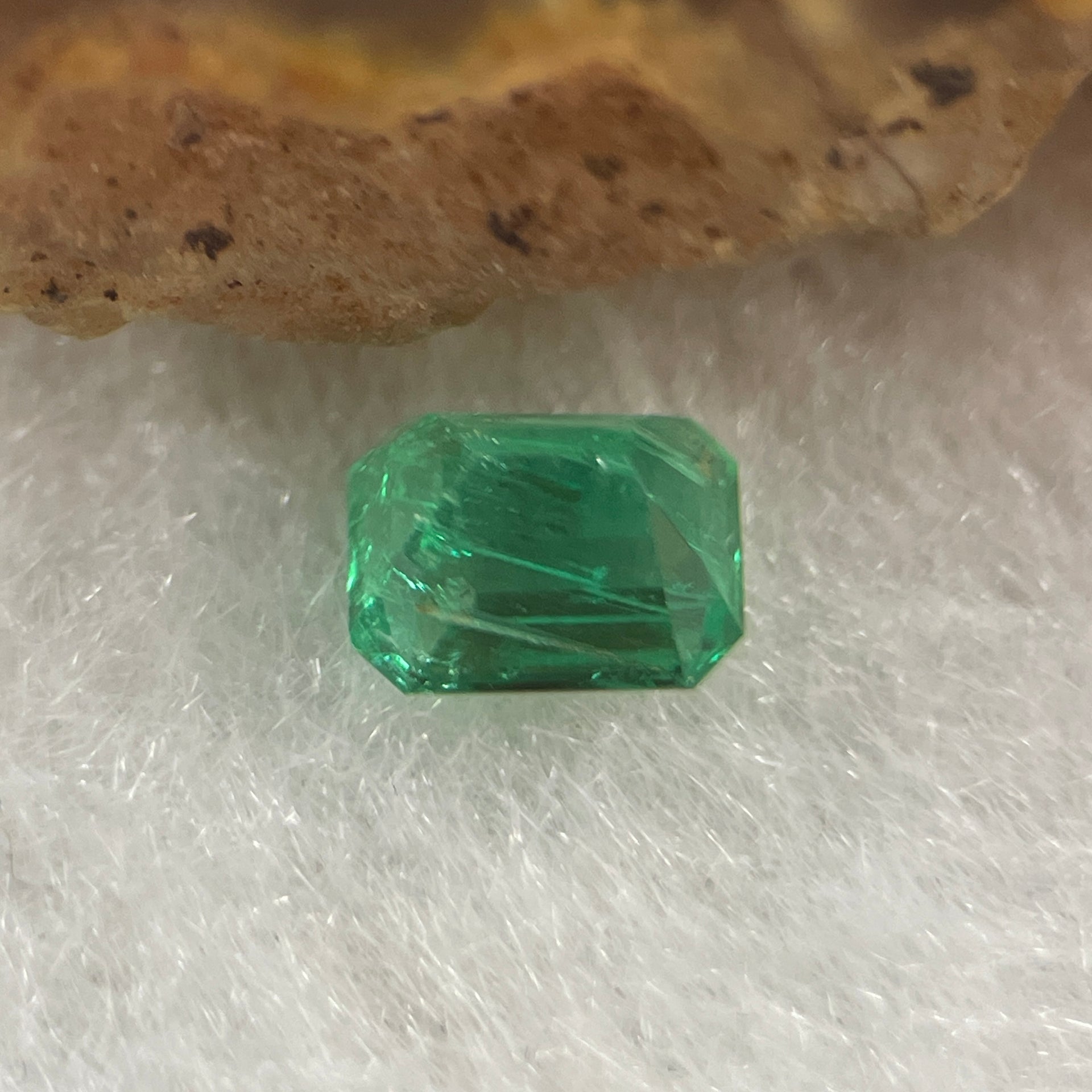 Natural Colombia Green Emerald (Beryl) Cut-Cornered Rectangular step cut 0.56ct 5.4 by 4.3 b y 3.6mm - Huangs Jadeite and Jewelry Pte Ltd