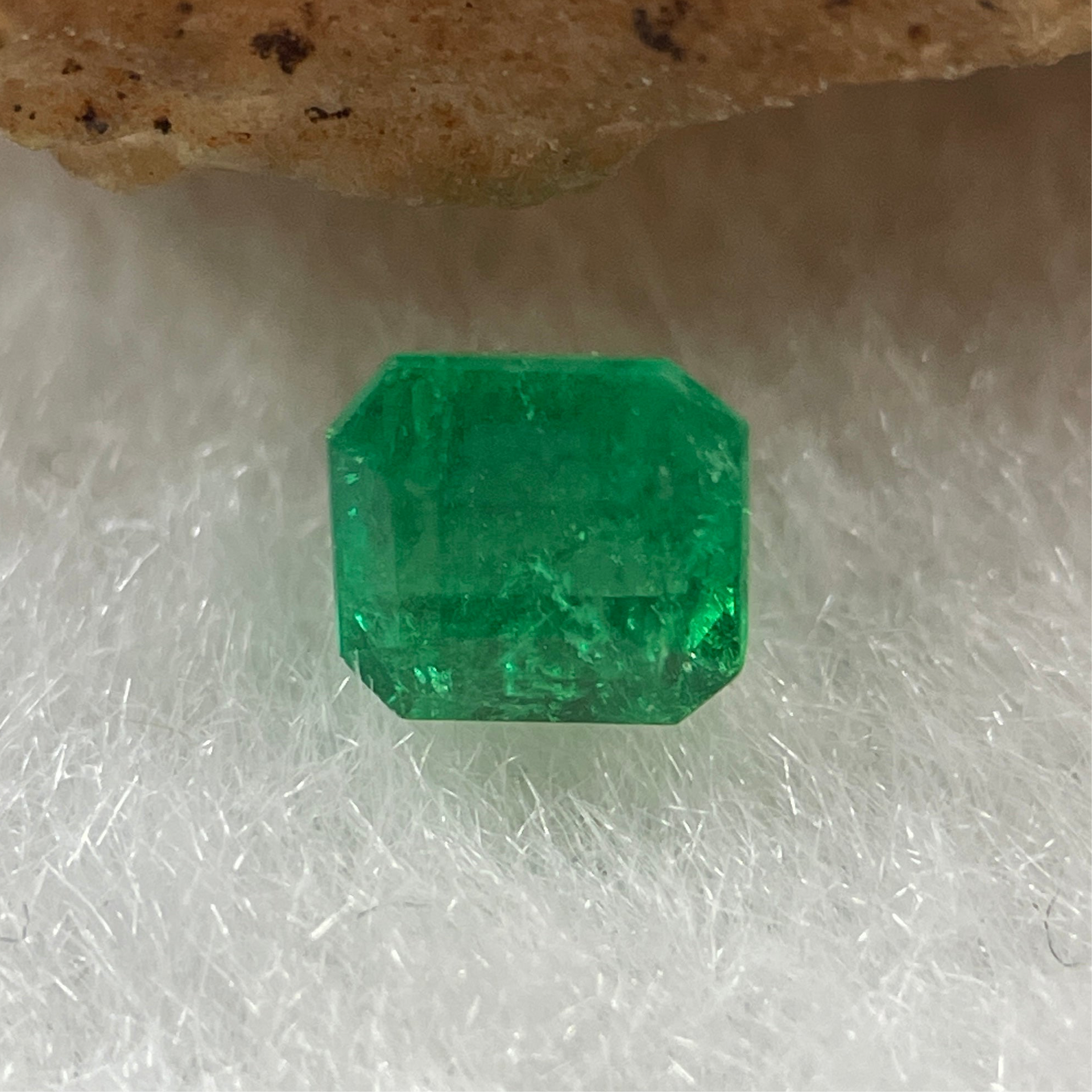 Natural Colombia Vivid Green Emerald (Beryl) Cut-Cornered Rectangular Step cut 0.49ct 4.5 by 4.0 by 3.5mm - Huangs Jadeite and Jewelry Pte Ltd