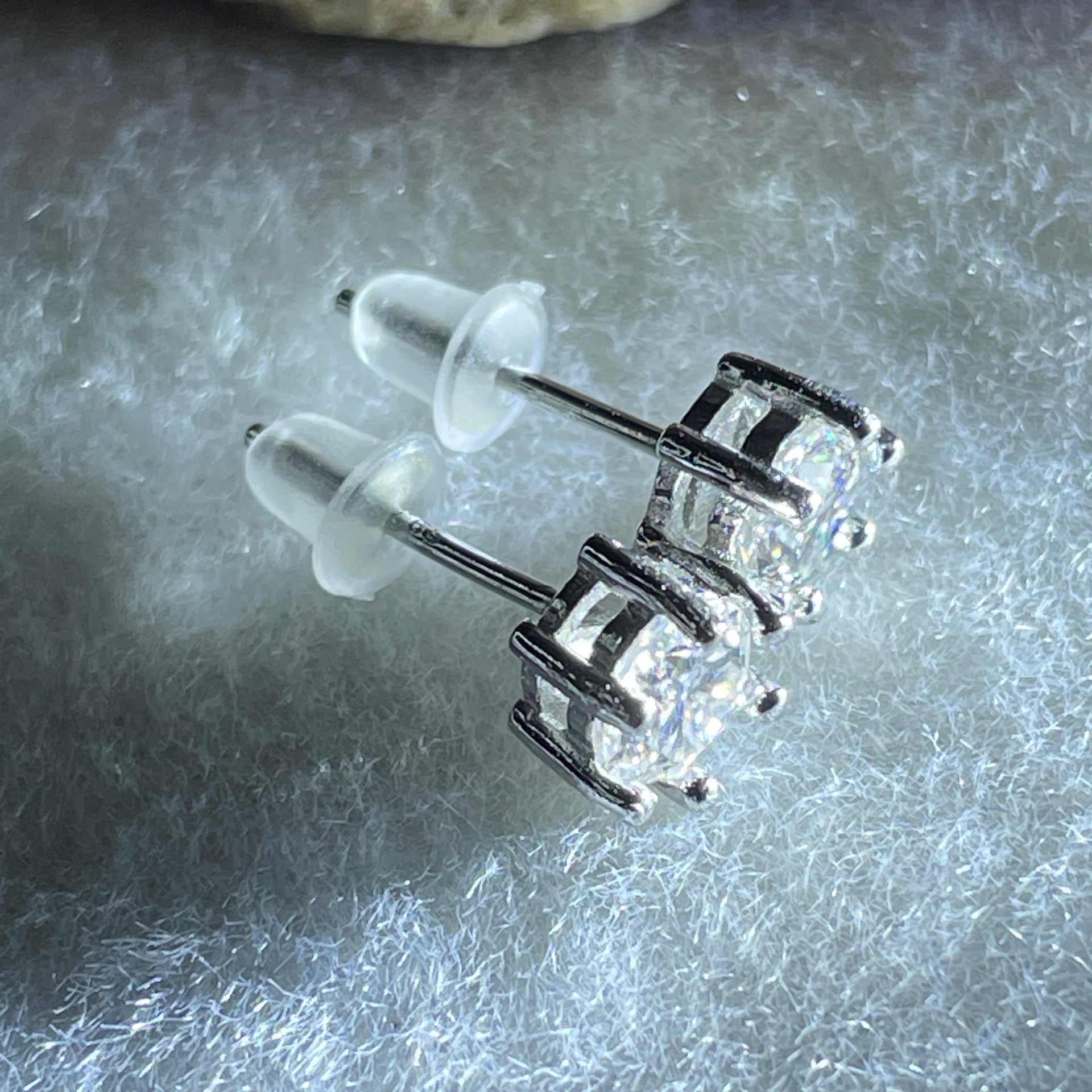 0.5 Ct Colourless Round Brilliant Diameter 5.0mm D VVS1 Excellent Cut Excellent Polish Excellent Symmetry None Florescence Moissanite in S925 Silver Earrings GRA 218444635 - Huangs Jadeite and Jewelry Pte Ltd