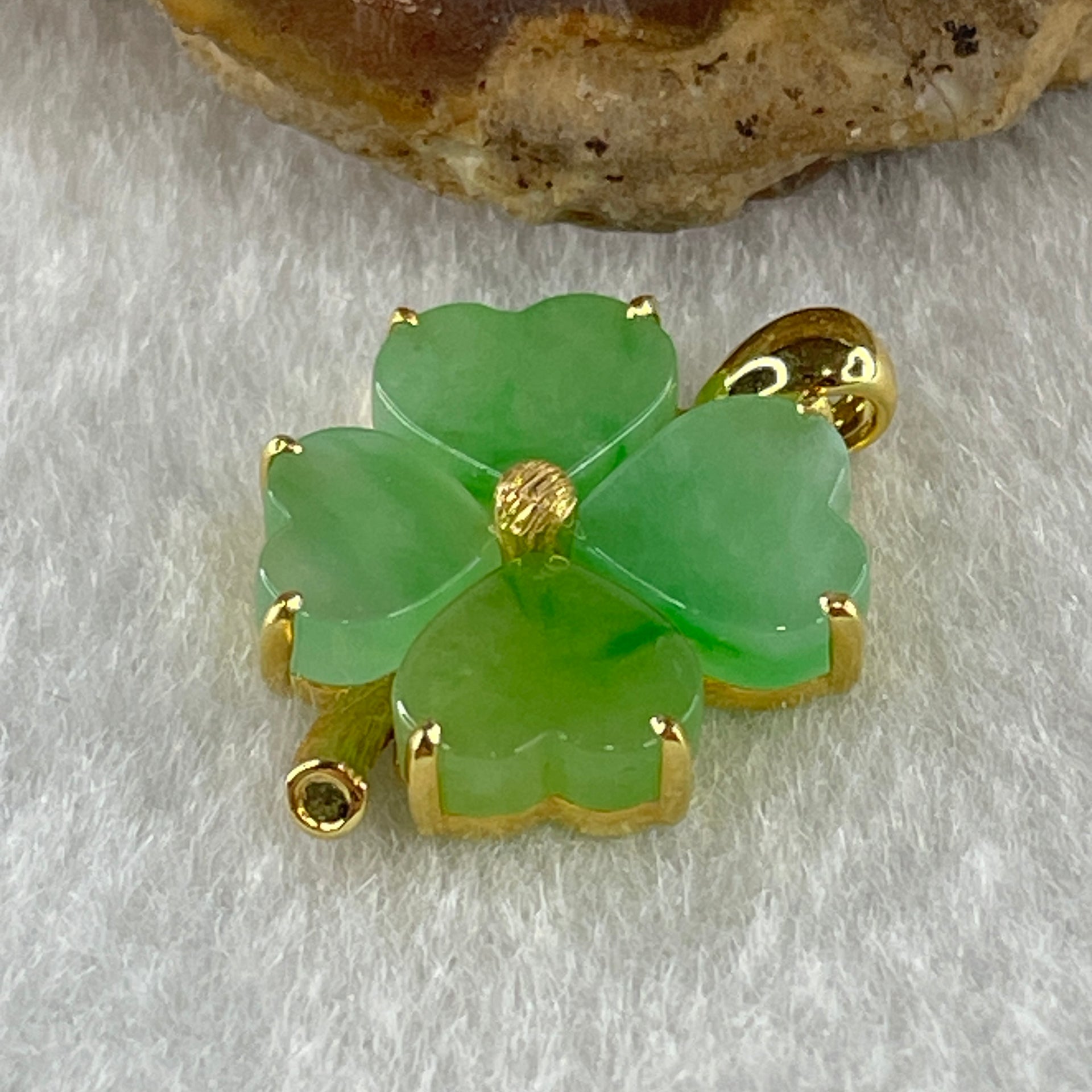 18K Yellow Gold Type A Natural Apple Green Jadeite Four Leaf Clover for Career Progression 4 pieces each 6.8 by 8.1 by 3.0mm Pendant 2.74g - Huangs Jadeite and Jewelry Pte Ltd