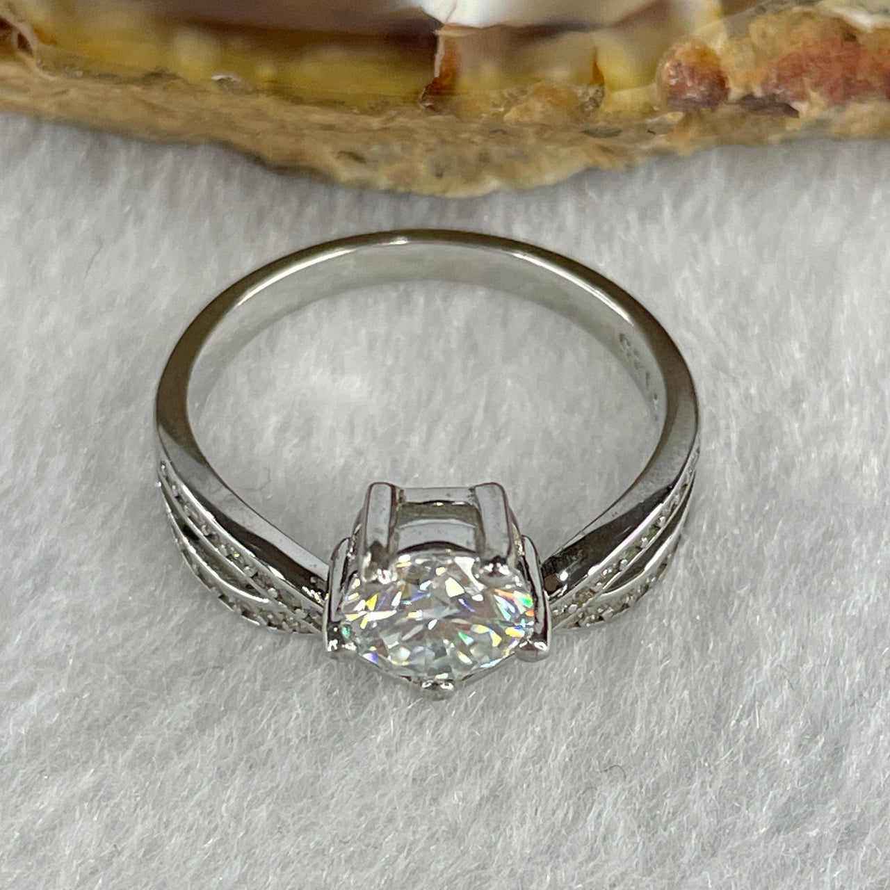 1.0Ct Colourless Round Brilliant Diameter 6.5mm VVS1 Excellent Cut Moissanite Excellent Polish Excellent Symmetry None Florescence in S925 Sliver Rings US 6.7 HK 14.8