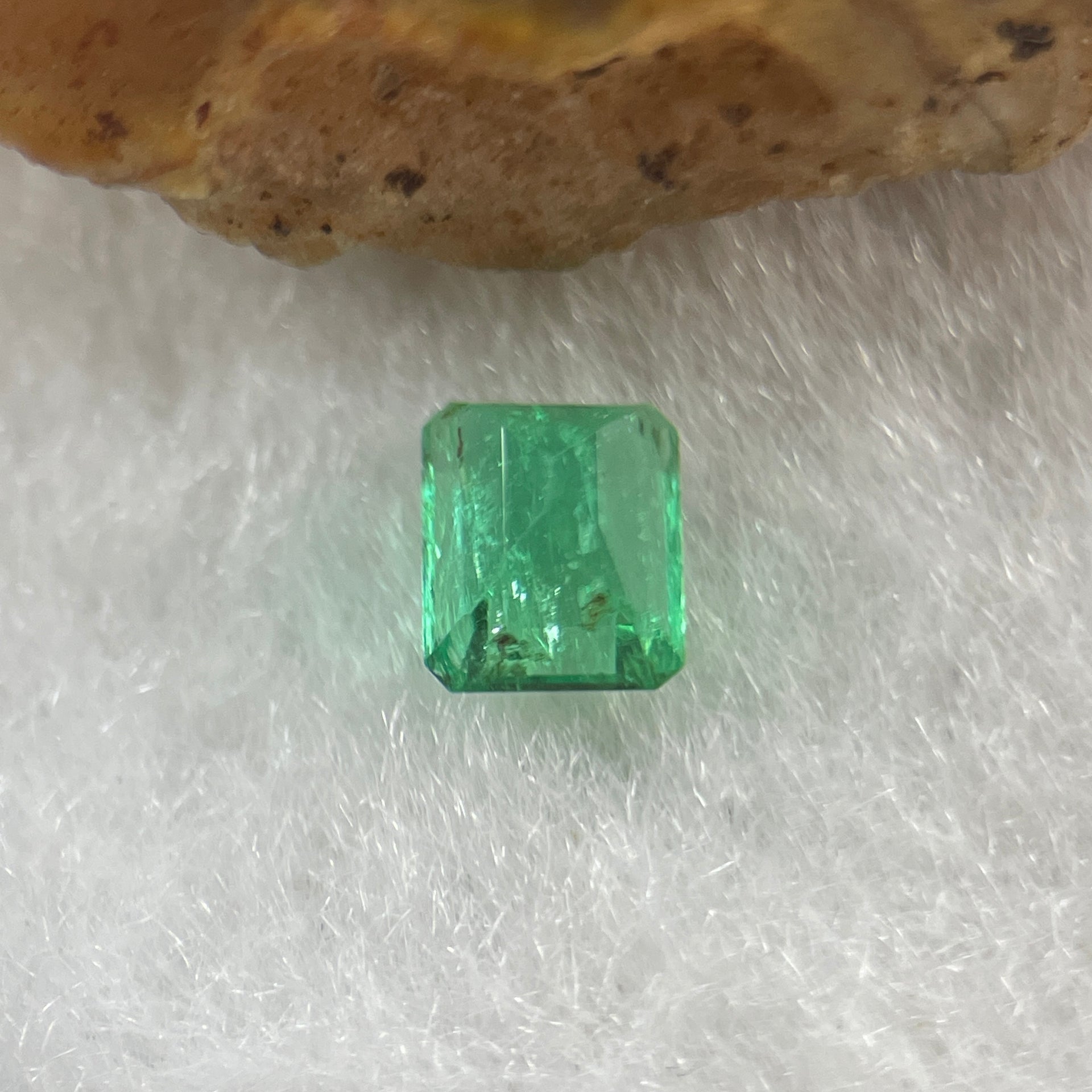 Natural Colombia Green Emerald (Beryl) Cut-Cornered Rectangular step cut 0.54ct 5.0 by 4.3 by 3.4mm - Huangs Jadeite and Jewelry Pte Ltd