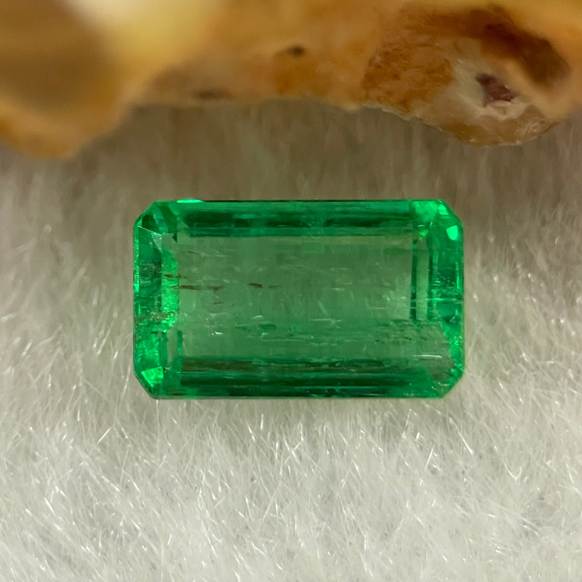 Natural Colombia Green Emerald (Beryl) Cut-Cornered Rectangular step cut 0.84ct 6.9 by 4.2 by 3.1mm - Huangs Jadeite and Jewelry Pte Ltd