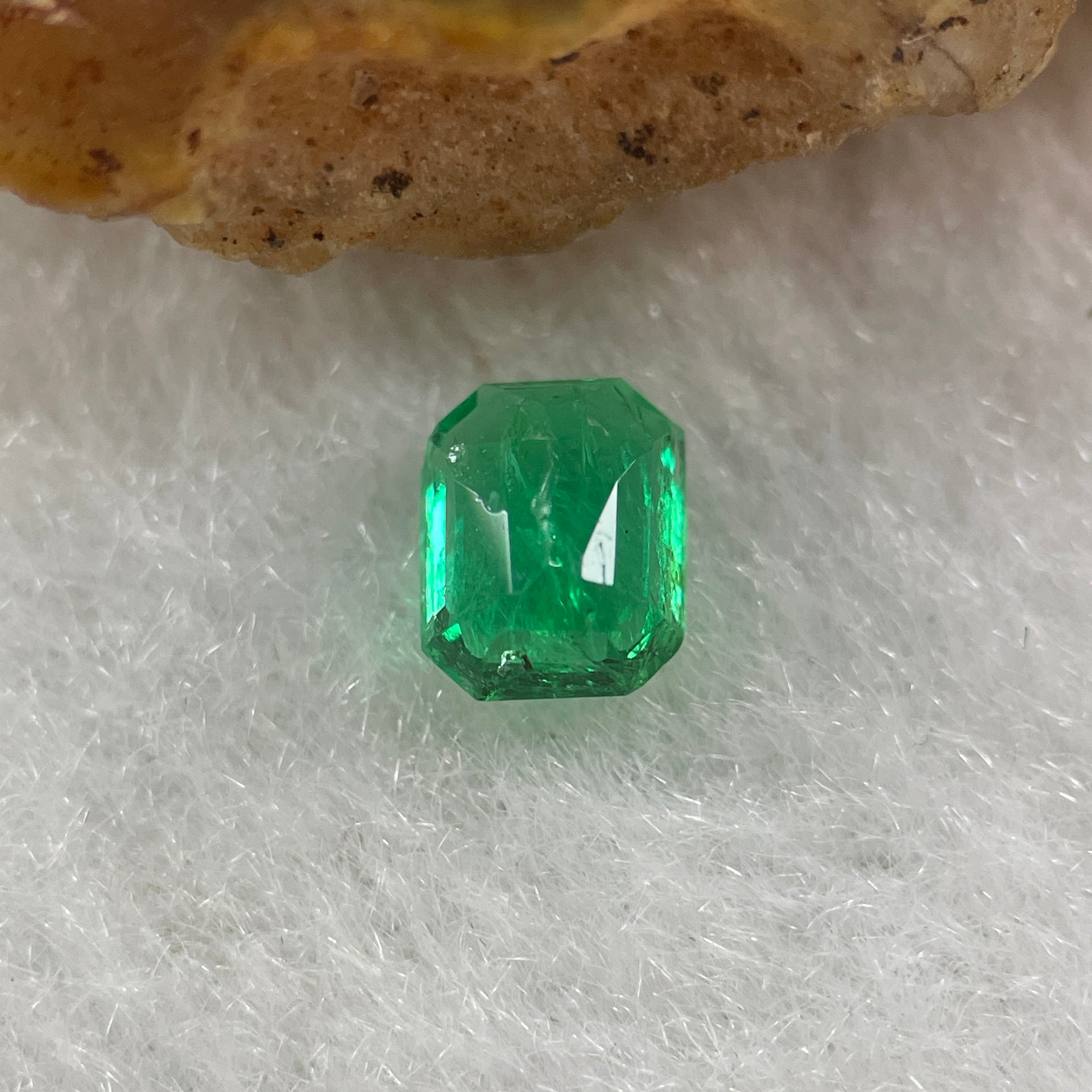 Natural Colombia Green Emerald (Beryl) Cut-Cornered Rectangular step cut 0.59ct 5.5 by 4.4 by 3.2mm - Huangs Jadeite and Jewelry Pte Ltd