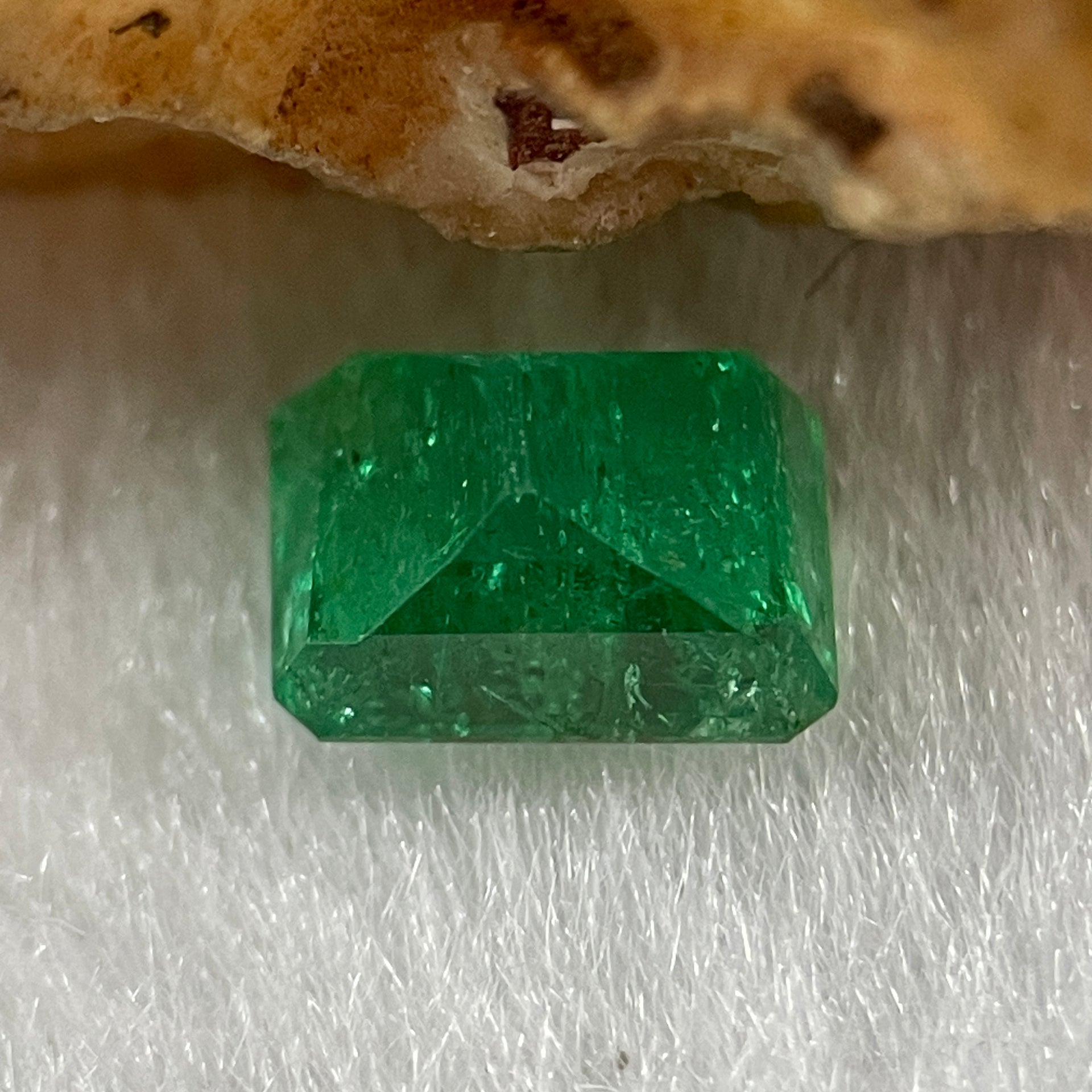 Natural Colombia Green Emerald (Beryl) Cut-Cornered Rectangular step cut 0.89ct 6.4 by 4.8 by 3.5mm - Huangs Jadeite and Jewelry Pte Ltd