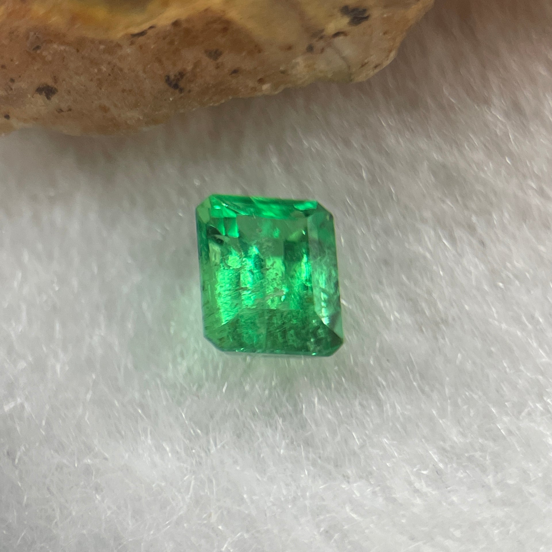 Natural Colombia Green Emerald (Beryl) Cut-Cornered Rectangular step cut 0.67ct 5.8 by 4.9 by 3.7mm - Huangs Jadeite and Jewelry Pte Ltd