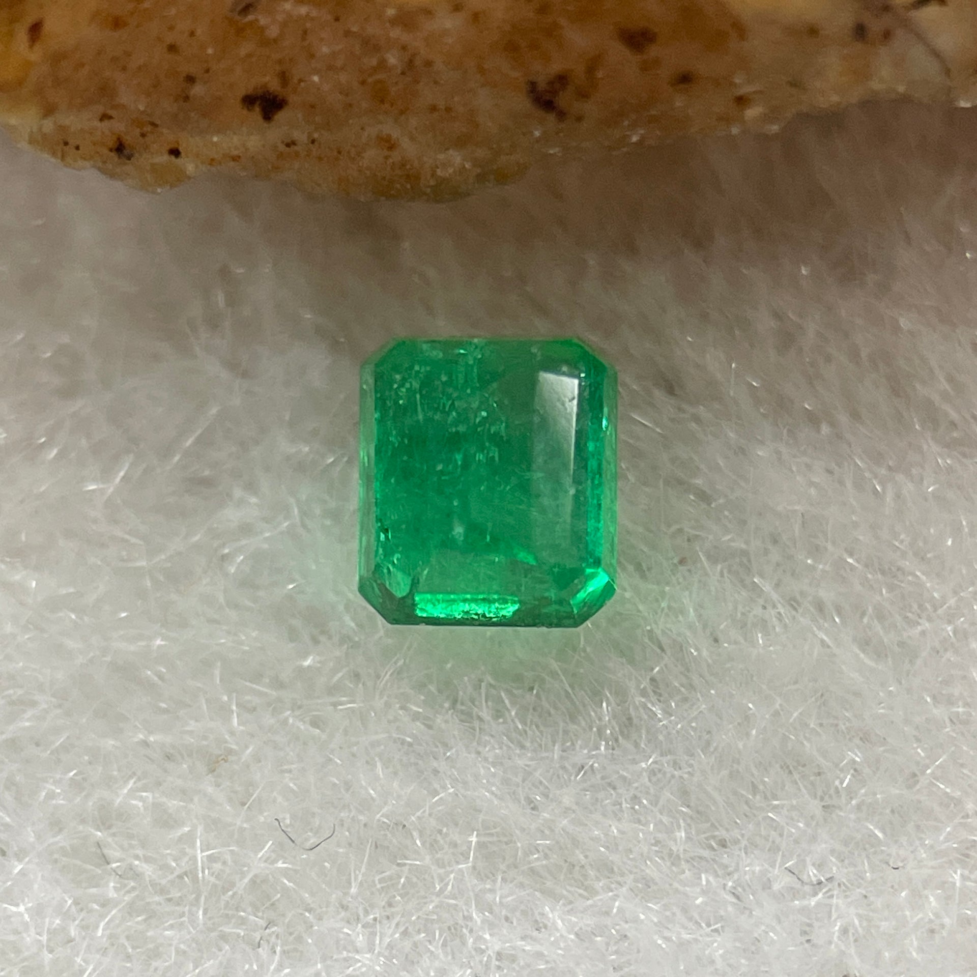 Natural Colombia Vivid Green Emerald (Beryl) Cut-Cornered Rectangular Step cut 0.40ct 4.3 by 3.7 by 2.8mm - Huangs Jadeite and Jewelry Pte Ltd