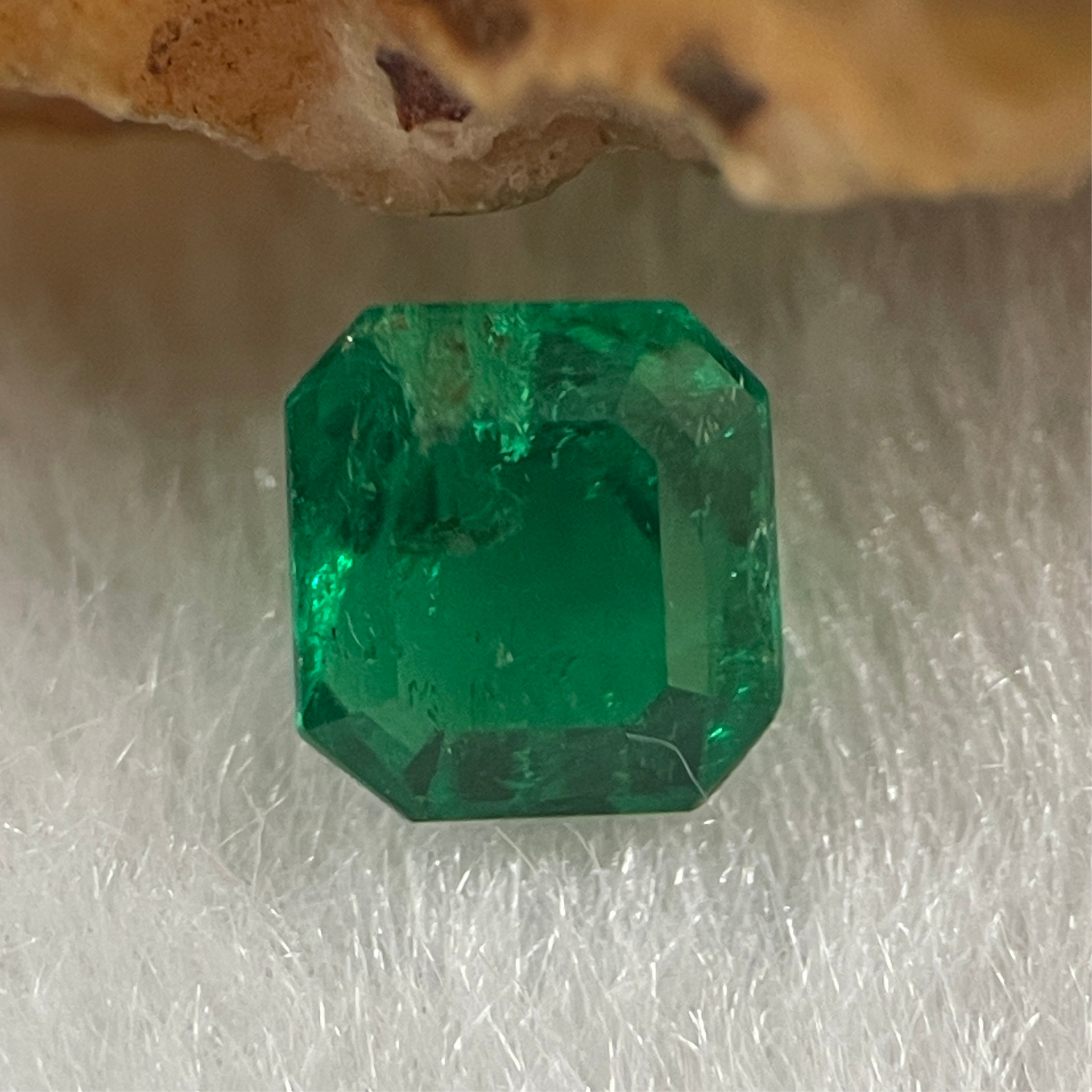 Natural Colombia Green Emerald (Beryl) Cut-Cornered Rectangular step cut 0.86ct 5.6 by 5.2 by 4.3mm - Huangs Jadeite and Jewelry Pte Ltd