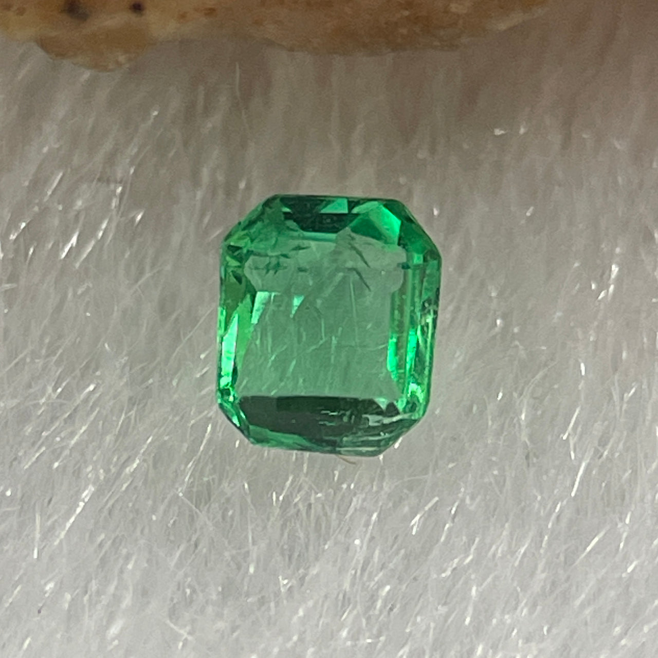 Natural Colombia Vivid Green Emerald (Beryl) Cut-Cornered Rectangular Step cut 0.09ct 3.1 by 2.6 by 1.7mm - Huangs Jadeite and Jewelry Pte Ltd