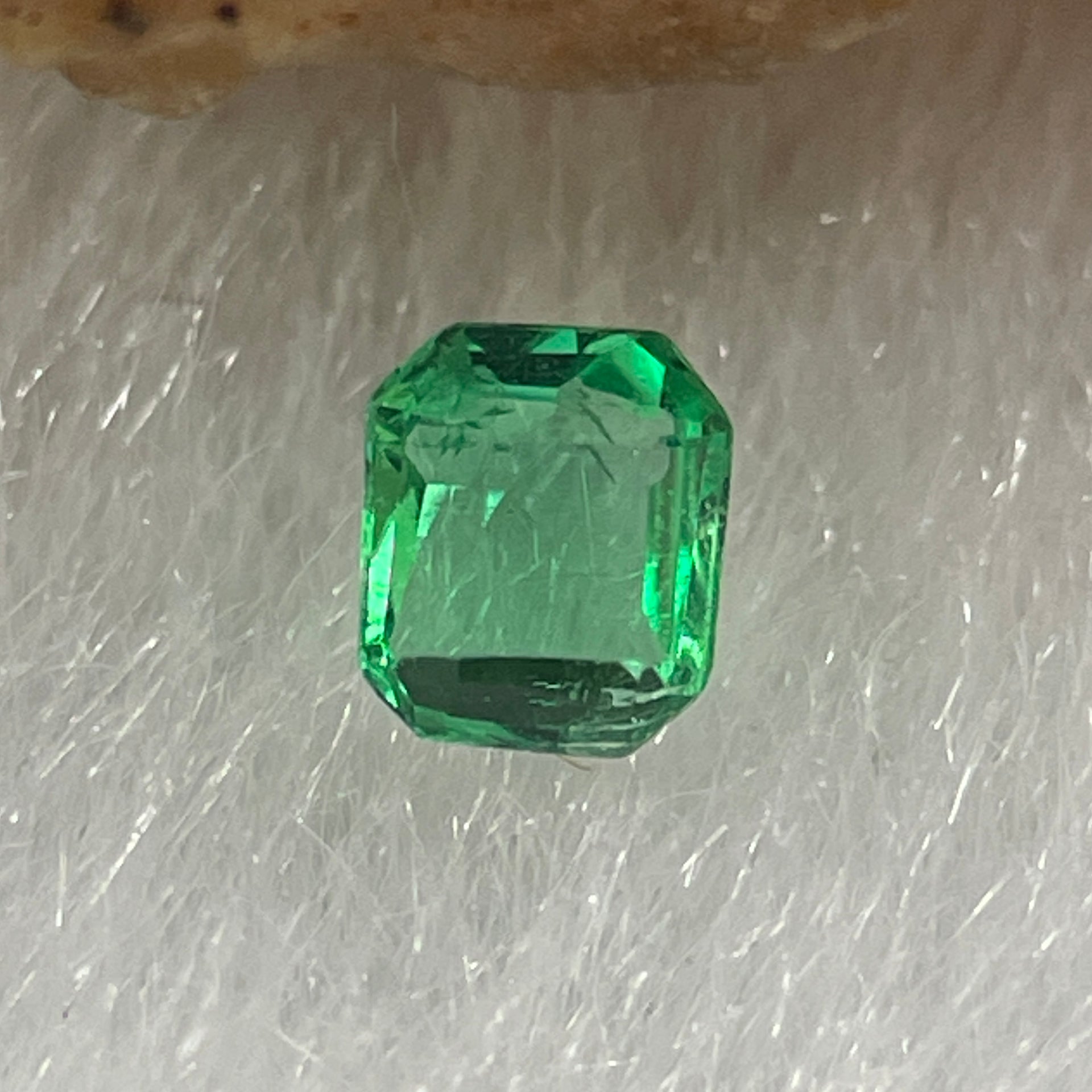 Natural Colombia Vivid Green Emerald (Beryl) Cut-Cornered Rectangular Step cut 0.09ct 3.1 by 2.6 by 1.7mm - Huangs Jadeite and Jewelry Pte Ltd